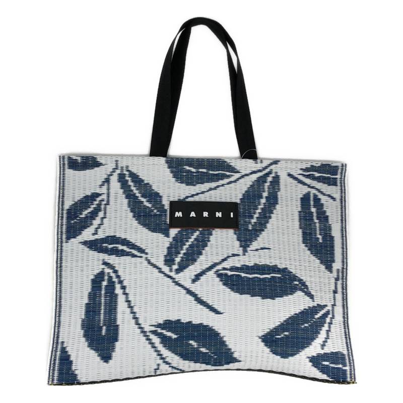【美品】 MARNI / マルニ | タタミ リーフ ロゴ トートバッグ | ブルー | レディース商品詳細情報ブランドMARNI / マルニ商品名タタミ リーフ ロゴ トートバッグ商品説明【付属品】紙タグカラーブルー平置き実寸(cm)高さ: 34上面幅: 45.5底面幅: 45ハンドル: 51採寸値の計測方法について状態状態評価について注意事項免責事項などをご案内しています。詳しくは こちら をご覧ください。KLD USED CLOTHING 楽天市場店で扱う商品について当店の取扱商品は全て中古品、新品であっても一度人の手に渡ったものとなります。 お客様に安心してご利用いただけるよう、下記のような対応を実施したうえでお届けしています。専用機械で毛玉の除去を実施しています。出品前、お届け前に細かなホコリを除去しています。必要に応じてメンテナンス・クリーニングを実施しています。※ 商品の風合いを大切にするため、上記対応を実施しない場合がございます。 ※ あくまでも中古品となります。着用に際する使用感がある場合がございます。詳細は商品説明欄をご参照いただき、ご不明点はお気軽にご質問ください。発送等について商品は当店提携倉庫にて365日24時間、温度湿度を管理し、保管しています。 提携倉庫にて検品・包装の上お客様の元へお届けします。 発送は入金確認後、土、日、祝を除く3営業日以内におこないます。日にち指定はご入金日から5日目以降7日以内に限りお受けいたします。 できるだけ早くお届けできるよう、最善を尽くしますが発送にお時間をいただく場合がございます。商品は提携倉庫にて保管しているため、質問の回答にお時間をいただく場合がございます。 領収書の発行は承っておりません。楽天市場の購入履歴から領収書発行機能をご利用ください。出品物、付属品は特筆のない限り画像掲載のものが全てです（ハンガー等の撮影小物は除く）。 パンツの裾上げ、袖や着丈の詰めの有無については、判断が難しい場合がございます。実寸地をご参照いただき、ご不明点はお気軽にご質問ください。 色の記載には主観が介入します。 また、何色と明確にお答えするのが難しい事もございますので、写真よりご判断ください。買取サービスのご案内買取店に洋服を持ち込み、長く待ったにも関わらず査定金額が安い、価値を評価してくれていない... そのように残念な思いをされたことはありませんか？当店では一点一点、コメントを付して査定をさせて頂いています。 お値段の付いたもの、残念ながらご希望に添えなかったものもあるかもしれませんが、すべて理由を添えて査定結果を提示しています。また、当店はネット販売に特化、少人数で運営しているため、他社様より利益率を低く設定することで、高価買取を実現しています。 お買取りは全国どこからでも、宅配にて承っています。もちろん、ご満足いただけない場合には送料無料にて返送いたします。 詳細は お買取りのご案内をご覧ください。 ぜひ一度当店のお買取をお試しください。