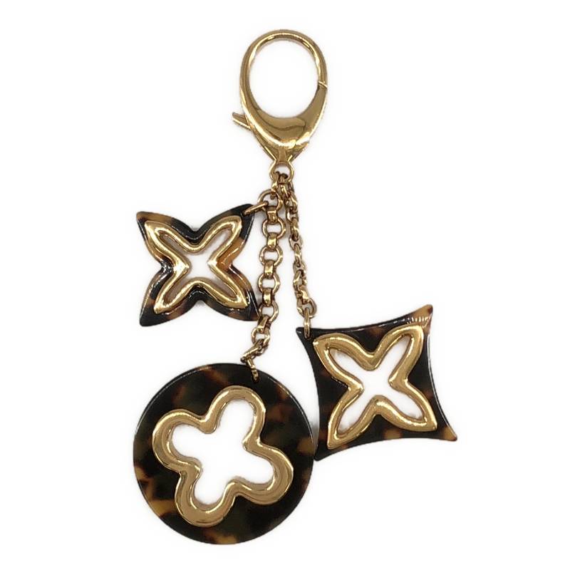 Louis Vuitton / ルイヴィトン | ビジューサック アンソレンス キーホルダー | ゴールド商品詳細情報ブランドLouis Vuitton / ルイヴィトン商品名ビジューサック アンソレンス キーホルダー品番M65087カラーゴールド平置き実寸(cm)縦: 11横: 11全長: 15採寸値の計測方法について状態状態評価について注意事項免責事項などをご案内しています。詳しくは こちら をご覧ください。KLD USED CLOTHING 楽天市場店で扱う商品について当店の取扱商品は全て中古品、新品であっても一度人の手に渡ったものとなります。 お客様に安心してご利用いただけるよう、下記のような対応を実施したうえでお届けしています。専用機械で毛玉の除去を実施しています。出品前、お届け前に細かなホコリを除去しています。必要に応じてメンテナンス・クリーニングを実施しています。※ 商品の風合いを大切にするため、上記対応を実施しない場合がございます。 ※ あくまでも中古品となります。着用に際する使用感がある場合がございます。詳細は商品説明欄をご参照いただき、ご不明点はお気軽にご質問ください。発送等について商品は当店提携倉庫にて365日24時間、温度湿度を管理し、保管しています。 提携倉庫にて検品・包装の上お客様の元へお届けします。 発送は入金確認後、土、日、祝を除く3営業日以内におこないます。日にち指定はご入金日から5日目以降7日以内に限りお受けいたします。 できるだけ早くお届けできるよう、最善を尽くしますが発送にお時間をいただく場合がございます。商品は提携倉庫にて保管しているため、質問の回答にお時間をいただく場合がございます。 領収書の発行は承っておりません。楽天市場の購入履歴から領収書発行機能をご利用ください。出品物、付属品は特筆のない限り画像掲載のものが全てです（ハンガー等の撮影小物は除く）。 パンツの裾上げ、袖や着丈の詰めの有無については、判断が難しい場合がございます。実寸地をご参照いただき、ご不明点はお気軽にご質問ください。 色の記載には主観が介入します。 また、何色と明確にお答えするのが難しい事もございますので、写真よりご判断ください。買取サービスのご案内買取店に洋服を持ち込み、長く待ったにも関わらず査定金額が安い、価値を評価してくれていない... そのように残念な思いをされたことはありませんか？当店では一点一点、コメントを付して査定をさせて頂いています。 お値段の付いたもの、残念ながらご希望に添えなかったものもあるかもしれませんが、すべて理由を添えて査定結果を提示しています。また、当店はネット販売に特化、少人数で運営しているため、他社様より利益率を低く設定することで、高価買取を実現しています。 お買取りは全国どこからでも、宅配にて承っています。もちろん、ご満足いただけない場合には送料無料にて返送いたします。 詳細は お買取りのご案内をご覧ください。 ぜひ一度当店のお買取をお試しください。