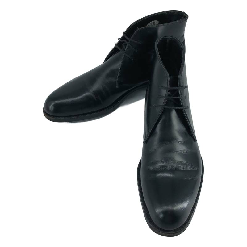 Johnston & Murphy / ジョンストン＆マーフィー | レザー チャッカブーツ | 25 1/2 | ブラック | メンズ商品詳細情報ブランドJohnston & Murphy / ジョンストン＆マーフィー商品名レザー チャッカブーツ品番JM-1013Sカラーブラック表記サイズ25 1/2平置き実寸(cm)アウトソール: 29.5横幅: 11ヒール高さ: 3ブーツ筒丈: 11.5ブーツ筒周り: 22採寸値の計測方法について状態状態評価について履きジワ：アッパー・踵擦れ：右足踵注意事項免責事項などをご案内しています。詳しくは こちら をご覧ください。KLD USED CLOTHING 楽天市場店で扱う商品について当店の取扱商品は全て中古品、新品であっても一度人の手に渡ったものとなります。 お客様に安心してご利用いただけるよう、下記のような対応を実施したうえでお届けしています。専用機械で毛玉の除去を実施しています。出品前、お届け前に細かなホコリを除去しています。必要に応じてメンテナンス・クリーニングを実施しています。※ 商品の風合いを大切にするため、上記対応を実施しない場合がございます。 ※ あくまでも中古品となります。着用に際する使用感がある場合がございます。詳細は商品説明欄をご参照いただき、ご不明点はお気軽にご質問ください。発送等について商品は当店提携倉庫にて365日24時間、温度湿度を管理し、保管しています。 提携倉庫にて検品・包装の上お客様の元へお届けします。 発送は入金確認後、土、日、祝を除く3営業日以内におこないます。日にち指定はご入金日から5日目以降7日以内に限りお受けいたします。 できるだけ早くお届けできるよう、最善を尽くしますが発送にお時間をいただく場合がございます。商品は提携倉庫にて保管しているため、質問の回答にお時間をいただく場合がございます。 領収書の発行は承っておりません。楽天市場の購入履歴から領収書発行機能をご利用ください。出品物、付属品は特筆のない限り画像掲載のものが全てです（ハンガー等の撮影小物は除く）。 パンツの裾上げ、袖や着丈の詰めの有無については、判断が難しい場合がございます。実寸地をご参照いただき、ご不明点はお気軽にご質問ください。 色の記載には主観が介入します。 また、何色と明確にお答えするのが難しい事もございますので、写真よりご判断ください。買取サービスのご案内買取店に洋服を持ち込み、長く待ったにも関わらず査定金額が安い、価値を評価してくれていない... そのように残念な思いをされたことはありませんか？当店では一点一点、コメントを付して査定をさせて頂いています。 お値段の付いたもの、残念ながらご希望に添えなかったものもあるかもしれませんが、すべて理由を添えて査定結果を提示しています。また、当店はネット販売に特化、少人数で運営しているため、他社様より利益率を低く設定することで、高価買取を実現しています。 お買取りは全国どこからでも、宅配にて承っています。もちろん、ご満足いただけない場合には送料無料にて返送いたします。 詳細は お買取りのご案内をご覧ください。 ぜひ一度当店のお買取をお試しください。