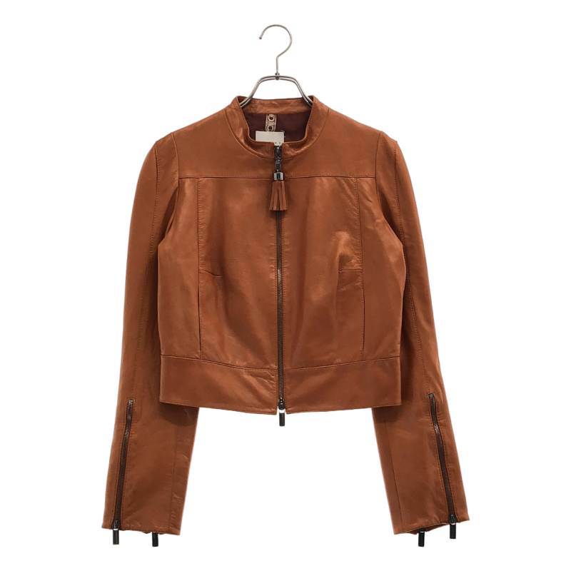 CELINE / セリーヌ | ラムレザーノーカラージャケット | 38 | ブラウン | レディース商品詳細情報ブランドCELINE / セリーヌ商品名ラムレザーノーカラージャケット品番2 5D17 0233カラーブラウン表記サイズ38平置き実寸(cm)肩幅: 35身幅: 45着丈(前): 48着丈(後): 45.5袖丈: 61採寸値の計測方法について状態状態評価について※部分的にシミ跡が見られます。注意事項免責事項などをご案内しています。詳しくは こちら をご覧ください。KLD USED CLOTHING 楽天市場店で扱う商品について当店の取扱商品は全て中古品、新品であっても一度人の手に渡ったものとなります。 お客様に安心してご利用いただけるよう、下記のような対応を実施したうえでお届けしています。専用機械で毛玉の除去を実施しています。出品前、お届け前に細かなホコリを除去しています。必要に応じてメンテナンス・クリーニングを実施しています。※ 商品の風合いを大切にするため、上記対応を実施しない場合がございます。 ※ あくまでも中古品となります。着用に際する使用感がある場合がございます。詳細は商品説明欄をご参照いただき、ご不明点はお気軽にご質問ください。発送等について商品は当店提携倉庫にて365日24時間、温度湿度を管理し、保管しています。 提携倉庫にて検品・包装の上お客様の元へお届けします。 発送は入金確認後、土、日、祝を除く3営業日以内におこないます。日にち指定はご入金日から5日目以降7日以内に限りお受けいたします。 できるだけ早くお届けできるよう、最善を尽くしますが発送にお時間をいただく場合がございます。商品は提携倉庫にて保管しているため、質問の回答にお時間をいただく場合がございます。 領収書の発行は承っておりません。楽天市場の購入履歴から領収書発行機能をご利用ください。出品物、付属品は特筆のない限り画像掲載のものが全てです（ハンガー等の撮影小物は除く）。 パンツの裾上げ、袖や着丈の詰めの有無については、判断が難しい場合がございます。実寸地をご参照いただき、ご不明点はお気軽にご質問ください。 色の記載には主観が介入します。 また、何色と明確にお答えするのが難しい事もございますので、写真よりご判断ください。買取サービスのご案内買取店に洋服を持ち込み、長く待ったにも関わらず査定金額が安い、価値を評価してくれていない... そのように残念な思いをされたことはありませんか？当店では一点一点、コメントを付して査定をさせて頂いています。 お値段の付いたもの、残念ながらご希望に添えなかったものもあるかもしれませんが、すべて理由を添えて査定結果を提示しています。また、当店はネット販売に特化、少人数で運営しているため、他社様より利益率を低く設定することで、高価買取を実現しています。 お買取りは全国どこからでも、宅配にて承っています。もちろん、ご満足いただけない場合には送料無料にて返送いたします。 詳細は お買取りのご案内をご覧ください。 ぜひ一度当店のお買取をお試しください。