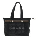 MARC JACOBS / マークジェイコブス | ユニバーシティ キャンバストートバッグ | ブラック | レディース商品詳細情報ブランドMARC JACOBS / マークジェイコブス商品名ユニバーシティ キャンバストートバッグカラーブラック平置き実寸(cm)高さ: 26上面幅: 41底面幅: 46マチ: 15ストラップ(持ち手)全長: 55採寸値の計測方法について状態状態評価について微スレ：四つ角・ハンドル下スエードレザー注意事項免責事項などをご案内しています。詳しくは こちら をご覧ください。KLD USED CLOTHING 楽天市場店で扱う商品について当店の取扱商品は全て中古品、新品であっても一度人の手に渡ったものとなります。 お客様に安心してご利用いただけるよう、下記のような対応を実施したうえでお届けしています。専用機械で毛玉の除去を実施しています。出品前、お届け前に細かなホコリを除去しています。必要に応じてメンテナンス・クリーニングを実施しています。※ 商品の風合いを大切にするため、上記対応を実施しない場合がございます。 ※ あくまでも中古品となります。着用に際する使用感がある場合がございます。詳細は商品説明欄をご参照いただき、ご不明点はお気軽にご質問ください。発送等について商品は当店提携倉庫にて365日24時間、温度湿度を管理し、保管しています。 提携倉庫にて検品・包装の上お客様の元へお届けします。 発送は入金確認後、土、日、祝を除く3営業日以内におこないます。日にち指定はご入金日から5日目以降7日以内に限りお受けいたします。 できるだけ早くお届けできるよう、最善を尽くしますが発送にお時間をいただく場合がございます。商品は提携倉庫にて保管しているため、質問の回答にお時間をいただく場合がございます。 領収書の発行は承っておりません。楽天市場の購入履歴から領収書発行機能をご利用ください。出品物、付属品は特筆のない限り画像掲載のものが全てです（ハンガー等の撮影小物は除く）。 パンツの裾上げ、袖や着丈の詰めの有無については、判断が難しい場合がございます。実寸地をご参照いただき、ご不明点はお気軽にご質問ください。 色の記載には主観が介入します。 また、何色と明確にお答えするのが難しい事もございますので、写真よりご判断ください。買取サービスのご案内買取店に洋服を持ち込み、長く待ったにも関わらず査定金額が安い、価値を評価してくれていない... そのように残念な思いをされたことはありませんか？当店では一点一点、コメントを付して査定をさせて頂いています。 お値段の付いたもの、残念ながらご希望に添えなかったものもあるかもしれませんが、すべて理由を添えて査定結果を提示しています。また、当店はネット販売に特化、少人数で運営しているため、他社様より利益率を低く設定することで、高価買取を実現しています。 お買取りは全国どこからでも、宅配にて承っています。もちろん、ご満足いただけない場合には送料無料にて返送いたします。 詳細は お買取りのご案内をご覧ください。 ぜひ一度当店のお買取をお試しください。