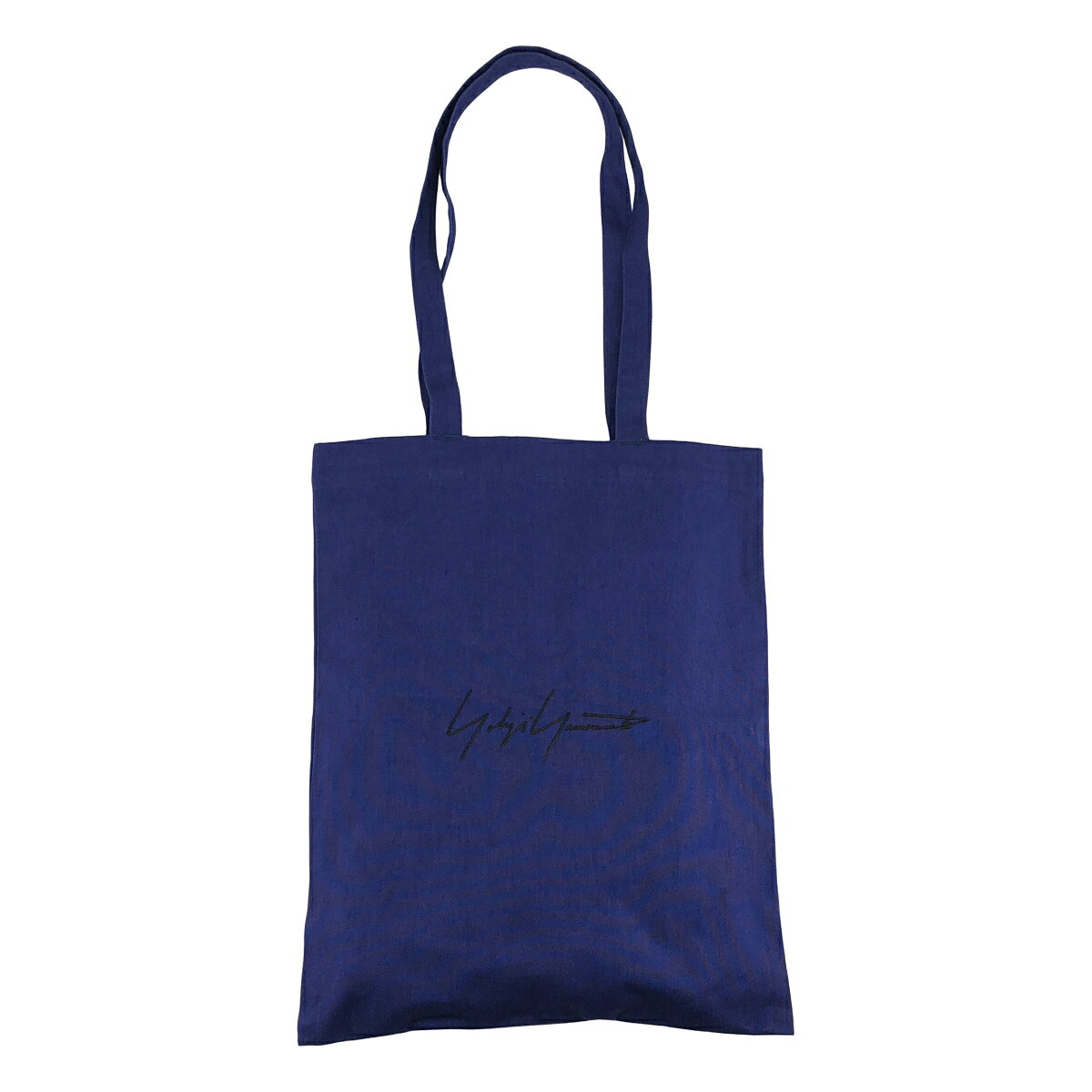 【美品】 YOHJI YAMAMOTO / ヨウジヤマモト | シグネチャー ロゴ キャンバス トートバッグ / ユニセックス / 非売品 | ネイビー | メンズ商品詳細情報ブランドYOHJI YAMAMOTO / ヨウジヤマモト商品名シグネチャー ロゴ キャンバス トートバッグ / ユニセックス / 非売品カラーネイビー平置き実寸(cm)高さ: 42上面幅: 34底面幅: 34ストラップ(持ち手)全長: 71採寸値の計測方法について状態状態評価について注意事項免責事項などをご案内しています。詳しくは こちら をご覧ください。KLD USED CLOTHING 楽天市場店で扱う商品について当店の取扱商品は全て中古品、新品であっても一度人の手に渡ったものとなります。 お客様に安心してご利用いただけるよう、下記のような対応を実施したうえでお届けしています。専用機械で毛玉の除去を実施しています。出品前、お届け前に細かなホコリを除去しています。必要に応じてメンテナンス・クリーニングを実施しています。※ 商品の風合いを大切にするため、上記対応を実施しない場合がございます。 ※ あくまでも中古品となります。着用に際する使用感がある場合がございます。詳細は商品説明欄をご参照いただき、ご不明点はお気軽にご質問ください。発送等について商品は当店提携倉庫にて365日24時間、温度湿度を管理し、保管しています。 提携倉庫にて検品・包装の上お客様の元へお届けします。 発送は入金確認後、土、日、祝を除く3営業日以内におこないます。日にち指定はご入金日から5日目以降7日以内に限りお受けいたします。 できるだけ早くお届けできるよう、最善を尽くしますが発送にお時間をいただく場合がございます。商品は提携倉庫にて保管しているため、質問の回答にお時間をいただく場合がございます。 領収書の発行は承っておりません。楽天市場の購入履歴から領収書発行機能をご利用ください。出品物、付属品は特筆のない限り画像掲載のものが全てです（ハンガー等の撮影小物は除く）。 パンツの裾上げ、袖や着丈の詰めの有無については、判断が難しい場合がございます。実寸地をご参照いただき、ご不明点はお気軽にご質問ください。 色の記載には主観が介入します。 また、何色と明確にお答えするのが難しい事もございますので、写真よりご判断ください。買取サービスのご案内買取店に洋服を持ち込み、長く待ったにも関わらず査定金額が安い、価値を評価してくれていない... そのように残念な思いをされたことはありませんか？当店では一点一点、コメントを付して査定をさせて頂いています。 お値段の付いたもの、残念ながらご希望に添えなかったものもあるかもしれませんが、すべて理由を添えて査定結果を提示しています。また、当店はネット販売に特化、少人数で運営しているため、他社様より利益率を低く設定することで、高価買取を実現しています。 お買取りは全国どこからでも、宅配にて承っています。もちろん、ご満足いただけない場合には送料無料にて返送いたします。 詳細は お買取りのご案内をご覧ください。 ぜひ一度当店のお買取をお試しください。