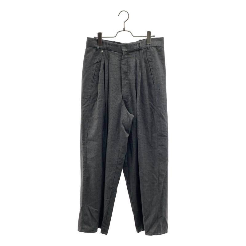 BLESS / ブレス | Ultra Wide Pleated Trousers ウール ウルトラワイド 3プリーツ チェック スラックス パンツ | M | グレー | メンズ商品詳細情報ブランドBLESS / ブレス商品名Ultra Wide Pleated Trousers ウール ウルトラワイド 3プリーツ チェック スラックス パンツカラーグレー表記サイズM平置き実寸(cm)ウエスト:38股上:33.5股下:69総丈:101渡り幅:38裾幅:28採寸値の計測方法について状態状態評価についてフロント左ポケット下に微細なダメージあり注意事項免責事項などをご案内しています。詳しくは こちら をご覧ください。KLD USED CLOTHING 楽天市場店で扱う商品について当店の取扱商品は全て中古品、新品であっても一度人の手に渡ったものとなります。 お客様に安心してご利用いただけるよう、下記のような対応を実施したうえでお届けしています。専用機械で毛玉の除去を実施しています。出品前、お届け前に細かなホコリを除去しています。必要に応じてメンテナンス・クリーニングを実施しています。※ 商品の風合いを大切にするため、上記対応を実施しない場合がございます。 ※ あくまでも中古品となります。着用に際する使用感がある場合がございます。詳細は商品説明欄をご参照いただき、ご不明点はお気軽にご質問ください。発送等について商品は当店提携倉庫にて365日24時間、温度湿度を管理し、保管しています。 提携倉庫にて検品・包装の上お客様の元へお届けします。 発送は入金確認後、土、日、祝を除く3営業日以内におこないます。日にち指定はご入金日から5日目以降7日以内に限りお受けいたします。 できるだけ早くお届けできるよう、最善を尽くしますが発送にお時間をいただく場合がございます。商品は提携倉庫にて保管しているため、質問の回答にお時間をいただく場合がございます。 領収書の発行は承っておりません。楽天市場の購入履歴から領収書発行機能をご利用ください。出品物、付属品は特筆のない限り画像掲載のものが全てです（ハンガー等の撮影小物は除く）。 パンツの裾上げ、袖や着丈の詰めの有無については、判断が難しい場合がございます。実寸地をご参照いただき、ご不明点はお気軽にご質問ください。 色の記載には主観が介入します。 また、何色と明確にお答えするのが難しい事もございますので、写真よりご判断ください。買取サービスのご案内買取店に洋服を持ち込み、長く待ったにも関わらず査定金額が安い、価値を評価してくれていない... そのように残念な思いをされたことはありませんか？当店では一点一点、コメントを付して査定をさせて頂いています。 お値段の付いたもの、残念ながらご希望に添えなかったものもあるかもしれませんが、すべて理由を添えて査定結果を提示しています。また、当店はネット販売に特化、少人数で運営しているため、他社様より利益率を低く設定することで、高価買取を実現しています。 お買取りは全国どこからでも、宅配にて承っています。もちろん、ご満足いただけない場合には送料無料にて返送いたします。 詳細は お買取りのご案内をご覧ください。 ぜひ一度当店のお買取をお試しください。