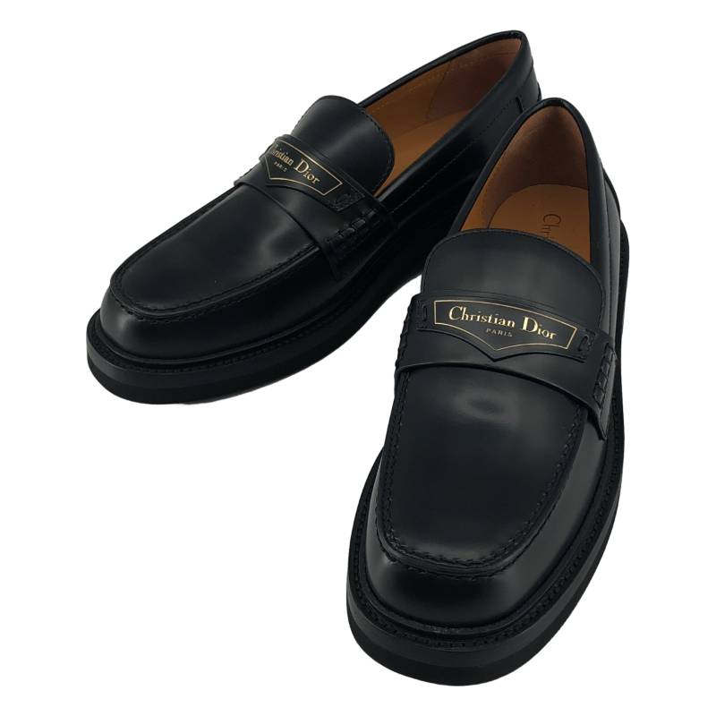 【美品】 Christian Dior / クリスチャンディオール | Dior Boy / ディオール ボーイ レザー ロゴ ローファー 革靴 | 38 | ブラック | レディース商品詳細情報ブランドChristian Dior / クリスチャンディオール商品名Dior Boy / ディオール ボーイ レザー ロゴ ローファー 革靴カラーブラック表記サイズ38平置き実寸(cm)アウトソール: 27横幅: 10ヒール高さ: 3.5採寸値の計測方法について状態状態評価について注意事項免責事項などをご案内しています。詳しくは こちら をご覧ください。KLD USED CLOTHING 楽天市場店で扱う商品について当店の取扱商品は全て中古品、新品であっても一度人の手に渡ったものとなります。 お客様に安心してご利用いただけるよう、下記のような対応を実施したうえでお届けしています。専用機械で毛玉の除去を実施しています。出品前、お届け前に細かなホコリを除去しています。必要に応じてメンテナンス・クリーニングを実施しています。※ 商品の風合いを大切にするため、上記対応を実施しない場合がございます。 ※ あくまでも中古品となります。着用に際する使用感がある場合がございます。詳細は商品説明欄をご参照いただき、ご不明点はお気軽にご質問ください。発送等について商品は当店提携倉庫にて365日24時間、温度湿度を管理し、保管しています。 提携倉庫にて検品・包装の上お客様の元へお届けします。 発送は入金確認後、土、日、祝を除く3営業日以内におこないます。日にち指定はご入金日から5日目以降7日以内に限りお受けいたします。 できるだけ早くお届けできるよう、最善を尽くしますが発送にお時間をいただく場合がございます。商品は提携倉庫にて保管しているため、質問の回答にお時間をいただく場合がございます。 領収書の発行は承っておりません。楽天市場の購入履歴から領収書発行機能をご利用ください。出品物、付属品は特筆のない限り画像掲載のものが全てです（ハンガー等の撮影小物は除く）。 パンツの裾上げ、袖や着丈の詰めの有無については、判断が難しい場合がございます。実寸地をご参照いただき、ご不明点はお気軽にご質問ください。 色の記載には主観が介入します。 また、何色と明確にお答えするのが難しい事もございますので、写真よりご判断ください。買取サービスのご案内買取店に洋服を持ち込み、長く待ったにも関わらず査定金額が安い、価値を評価してくれていない... そのように残念な思いをされたことはありませんか？当店では一点一点、コメントを付して査定をさせて頂いています。 お値段の付いたもの、残念ながらご希望に添えなかったものもあるかもしれませんが、すべて理由を添えて査定結果を提示しています。また、当店はネット販売に特化、少人数で運営しているため、他社様より利益率を低く設定することで、高価買取を実現しています。 お買取りは全国どこからでも、宅配にて承っています。もちろん、ご満足いただけない場合には送料無料にて返送いたします。 詳細は お買取りのご案内をご覧ください。 ぜひ一度当店のお買取をお試しください。