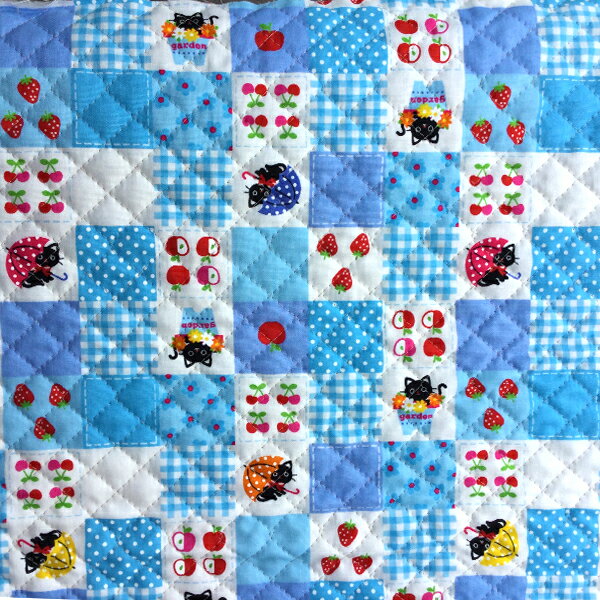 【キルティング生地】黒ねこフルーツパネル柄 水色系108cm幅（50cm単位）