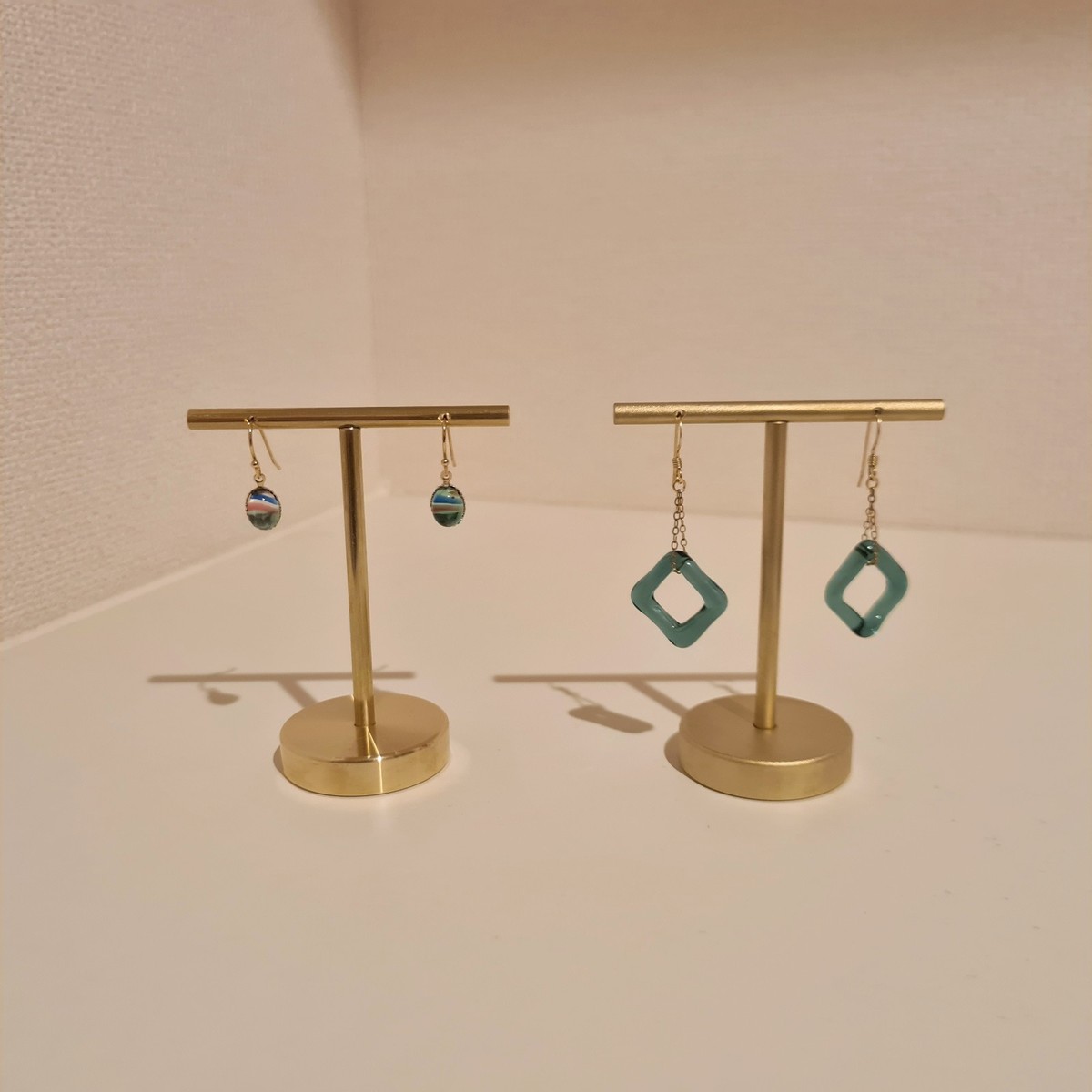 ピアススタンド アクセサリースタンド ディスプレイ シンプル 真鍮 回転 ケース 収納 ボックス トレイ ゴールド おしゃれ かわいい 少量 プレゼント ギフト...