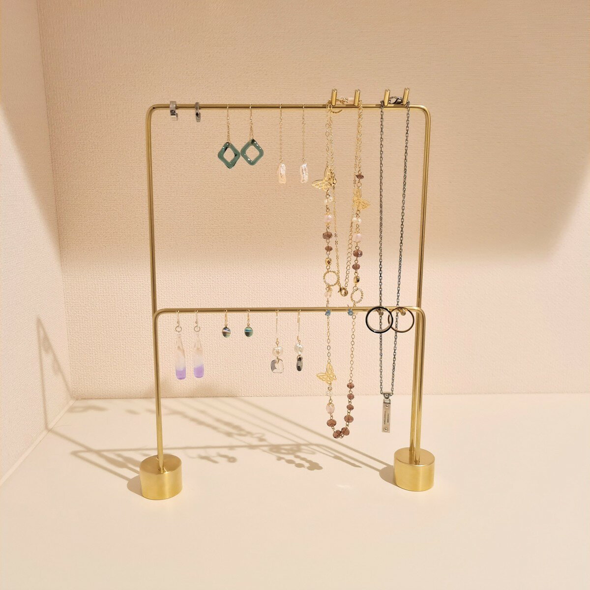 ピアススタンド アクセサリースタンド ディスプレイ シンプル 真鍮 回転 ケース 収納 ボックス トレイ ゴールド おしゃれ かわいい 少量 プレゼント ギフト...