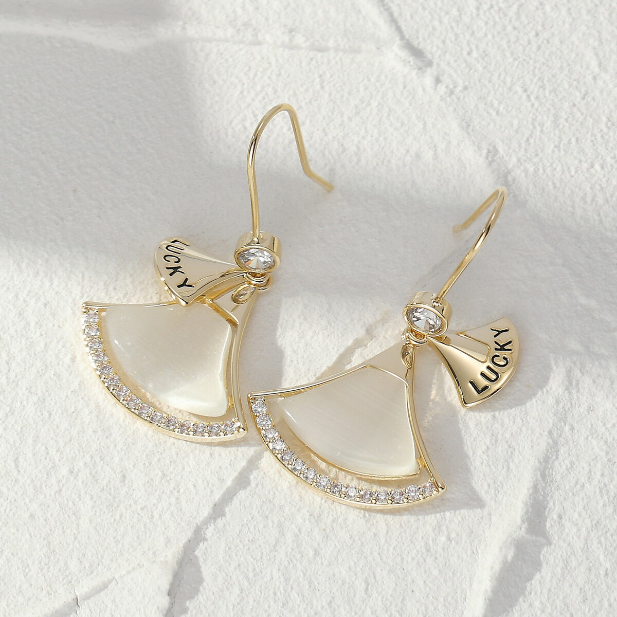 Cubic Zirconia - 送料無料　扇形 ピアス 両耳用 レディース ニッケルフリー アクリルパール シェル きれいめ 大人 上品 可愛い かわいい シンプル ギフト プレゼント カジュアル プチプラ　金属アレルギー対応