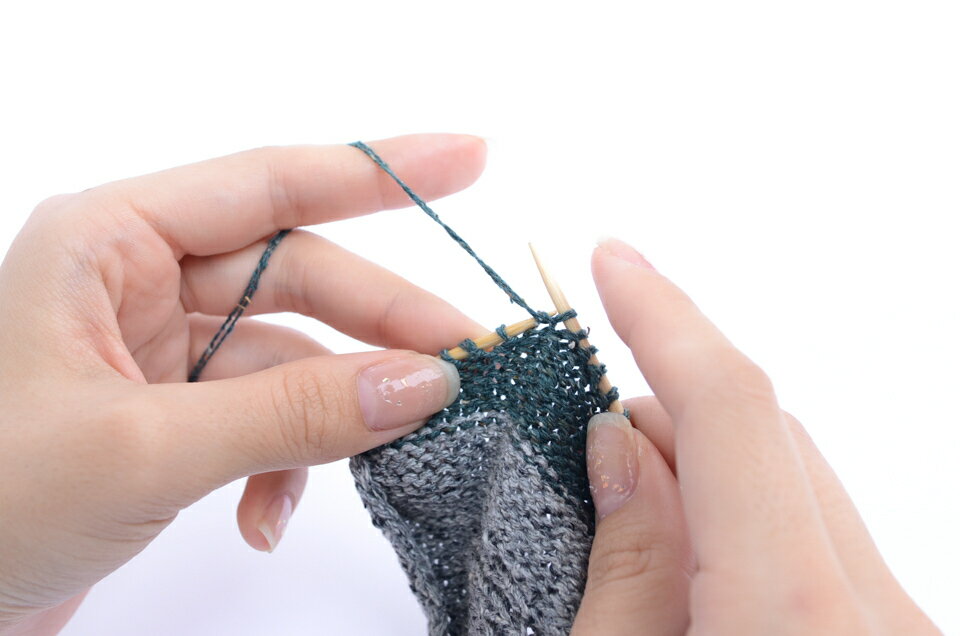 2本取で靴下におすすめのエコシルク100パーセントのソックヤーンが新発売TOP染めの一つの「バラ染め」で深みと奥行きのある色味が特徴カラーネップがアクセントなので他の糸と引き揃えても◎