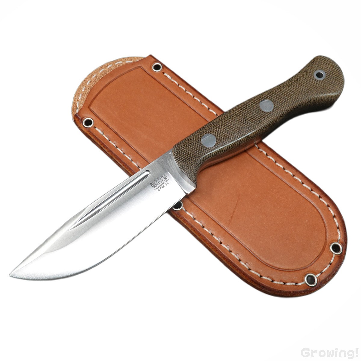 ■BARK RIVER KNIVES【バークリバー・ナイブス】■ 「カブEDC」 【CPM-3V】【グリーン マイカルタ】 CUB EDC フィックスド フルタング アメリカ製 ■新品■ バークリバー　「カブEDC」シリーズ ●CPM-3V鋼ブレード 　　ブラッドグルーブ入り 　　刃持ちの良い「CPM-3V」鋼 ●はまぐり刃 　　食い込みの良いはまぐり刃 ●フルタング構造 　　頑丈なフルタング構造 ●グリーン マイカルタ ハンドル 　　手にフィットするようにシェイプされております 　　ランヤードホール付き ●レザー ベルトシース付属 　　しっかりとしたレザー・ベルト・シースが付属します Made in the USA EDC エブリデイ キャリー **箱出しのレザーシースは大変きつく作られております **シースの細かい意匠はロットごとに異なります **ハンドルは個体ごとに異なります バークリバー 大型「CUB」シリーズ Made in the USA ■商品■新品■ ■ブレード：約10cm（約3.1mm） ■全長：約21.2cm ■ブレードマテリアル：CPM 3V ■ハンドルマテリアル：Black Canvas Micarta ■シースマテリアル：Leather ■ウエイト：約152g ■Made in the USA ■BARK RIVER KNIVES【バークリバー・ナイブス】■ 「カブEDC」 【CPM-3V】【グリーン マイカルタ】 CUB EDC フィックスド フルタング アメリカ製 ■新品■ ■BARK RIVER【バークリバー】】■ 高精度なナイフメイクで一部から人気のあるBARK RIVER KNIVES【バークリバー・ナイブス】一つのモデルで恐ろしい数のハンドルを用意。20種類以上は普通です。奇をてらったスタイルではなく使い勝手の良いモデルを多くリリースしている同社にファンは多い バークリバー社は 2026年3月20日廃業しました バークリバー・ナイフ（Bark River Knives）が、中国製の安価な鋼材を使用したナイフに対して、米国製の高級鋼材（CPM154など）を使用していると虚偽表示して販売していたことが判明しました。アメリカの大手販社が在庫を鋼材調査にだしましたが 不正が確認されているのは現状 CPM154鋼を使用していると表示されているモデルのみとなっております。 当モデルの鋼材は偽装はないと思いますが 承知いただいた上 ご購入ください ■ ご購入前の注意点 ・製造時、輸送に伴う擦り傷、箱の凹み等ある場合がございます事、ご了承下さい。 ・写真、動画はサンプルとなります。 ・モニターの発色により実際と異なる場合があります。 【重要】この商品は当店実店舗でも販売しております。在庫数の更新は随時行っておりますが、お買い上げいただいた商品が、品切れになってしまうこともございます。 その場合、お客様には必ず連絡をさせていただきます。万が一入荷予定がない場合は、キャンセルさせていただく場合もございますことをあらかじめご了承ください。 刃物 渓流 シースナイフ ポケットナイフ フォールディングナイフ コンパクト 軽量 収納 登山 野外活動 フィールド 外あそびアメリカン メイド。職人が一本ずつつくるコンベックスモデルたち アメリカ製