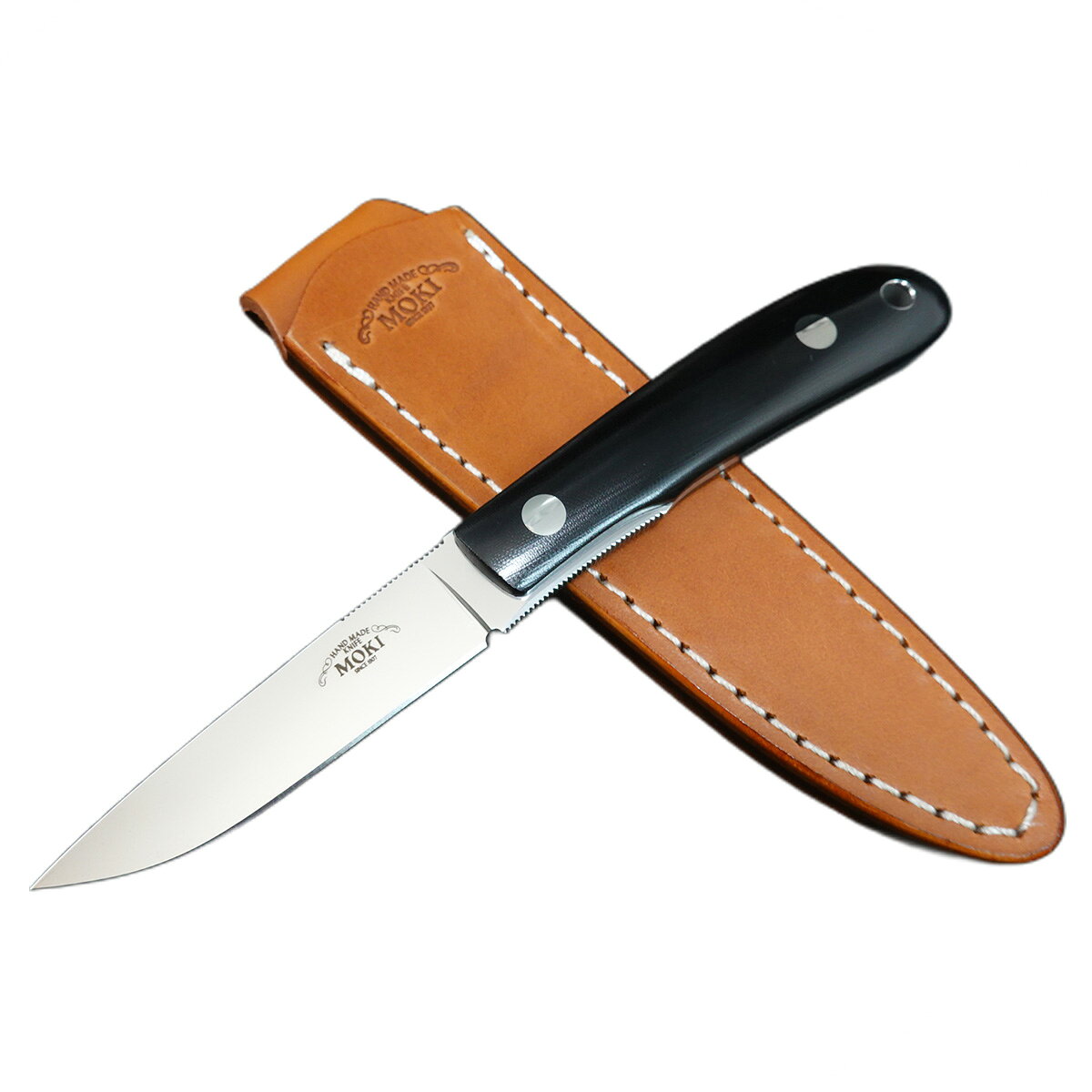 ■MOKI KNIFE【モキ ナイフ】■ バンフ 【ミディアム】 【VG-10】【マイカルタ】ナイフ MK-1110 ■新品■ フィッシングやキャンプ等のアウトドアフィールドで幅広く活躍するナイフ 「モキナイフ バンフ」シリーズ ●VG-10ブレード 　　切れ味抜群の細くすらりと伸びたブレード 　　「HAND MADE KNIFE MOKI」の文字がプリントされています ●フルタング 　　頑丈なフルタング構造 ●ブラックリネンマイカルタ・ハンドル 　　レザーのランヤード付属しシースからのナイフ取り出しもラクラクです ●レザーベルトシース付属 　　しっかりとした作りのレザーベルトシースが付属します Made in JAPAN 「モキナイフ バンフ」シリーズ 癖のナイフスタイルで末永く使用できるGOODナイフです おすすめ！！ モキのナイフは箱出しで産毛が切れる最高の切れ味 丁寧な仕事で知られるモキ　オススメです！ 最初の1本目としても最適！ Made in JAPAN ジャパンメイドの逸品 ■商品■MK-1110■新品■ ■ブレード：約7.3cm（約3mm） ■全長：約17.7cm ■ブレードマテリアル：VG-10 ■ハンドルマテリアル：Black Linen micarta ■シースマテリアル：Leather ■ウエイト：約76g ■Made in Japan ■MOKI KNIFE【モキ ナイフ】■ バンフ 【ミディアム】 【VG-10】【マイカルタ】ナイフ MK-1110 ■新品■ 激安ナイフ販売　ナイフ ショップ グローイング！ ■MOKI KNIFE【モキ ナイフ】■ 1907年創業の岐阜県関市の老舗メーカー。1980年代に現会長　桜井茂貴氏のなにちなみ「モキ　ナイフ」に変更。カーショー、ベレッタなど海外の一流ブランドのOEM製作でしられ、その精密で精巧なハンドメイドは世界でも評価が高い。日本で一番のマスプロメーカで最も自信を持ってオススメできる最高のメーカーだ！ ■ ご購入前の注意点 ・製造時、輸送に伴う擦り傷、箱の凹み等ある場合がございます事、ご了承下さい。 ・写真、動画はサンプルとなります。 ・モニターの発色により実際と異なる場合があります。 【重要】この商品は当店実店舗でも販売しております。在庫数の更新は随時行っておりますが、お買い上げいただいた商品が、品切れになってしまうこともございます。 その場合、お客様には必ず連絡をさせていただきます。万が一入荷予定がない場合は、キャンセルさせていただく場合もございますことをあらかじめご了承ください。