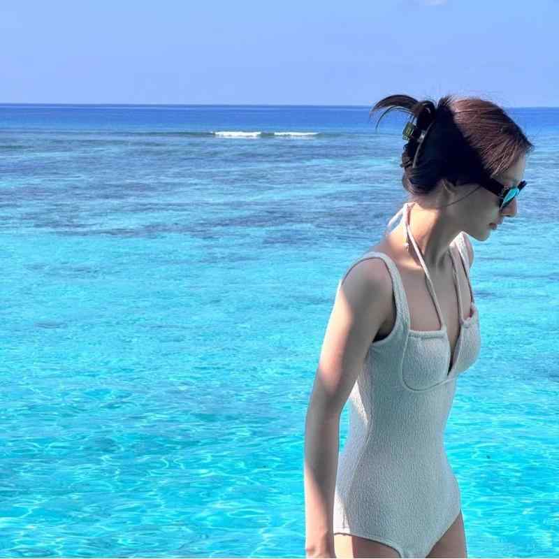 夏　リゾート　プール　レディース水着　レディース　ビーチ　かわいい レディース 水着 2025 ホット ハイエンド セクシー小 胸 Vネック バックレス ワンピース お腹 カバー スリミング 温泉 入浴