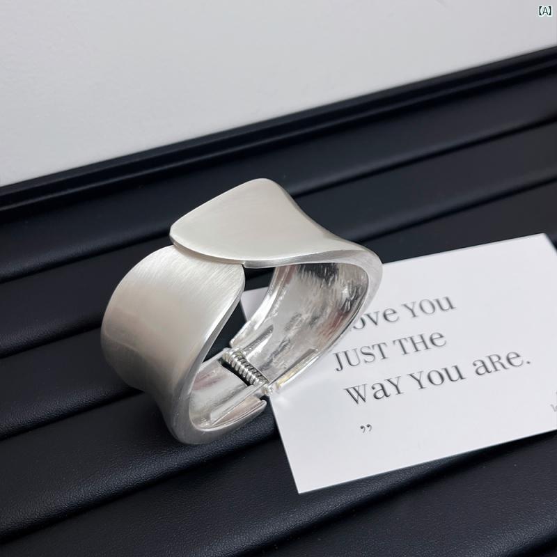 レディース　Y2K ファッション　2000 ユニーク 個性 ワイド エッジ シンプル オープン ブレスレット アーム リング レディース レトロ マット テクスチャー 千鳥