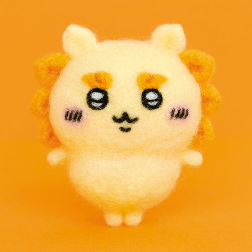 商品特徴 キット内容アクレーヌ、レシピ 用意するもの ★ フェルティング用ニードル極細 ★フェルティング用マット 又は ★アクレーヌスターターセット ハサミ サイズ 高さ約7cm ※ニードルの刺し具合によって大きさは変わります。 生産国 日本 対象年齢 15歳以上ニードルフェルトで作るちいかわ　シーサー　キット イラストレーターのナガノさんによる人気漫画「ちいかわ」とハマナカさんのコラボ!!人気のキャラクターがキットになりました。早くきれいにまとまる「アクレーヌ」を使用しています。 ※3個以上で「メール便」をご選択の場合には宅配便での発送となります。（送料無料金額に満たない場合には宅配便の送料価格に変更となります） ※他の商品と合わせてご注文の場合、メール便対応はできません。他商品と合わせてのご注文でメール便をご選択の場合には、宅急便に変更させていただきます。あらかじめご了承下さい。 ※画像の関係により現物とは色が異なる場合がございます※こちらの商品は手芸キットです。完成品の販売ではございません