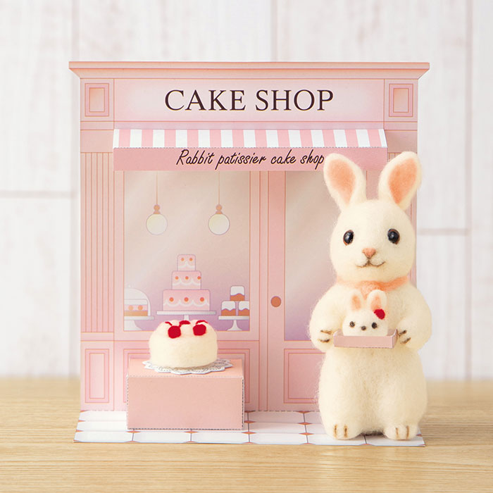 商品特徴 キット内容アクレーヌ・目・ペーパークラフト用厚紙・レシピ 用意するもの ★ フェルティング用ニードル極細 ★フェルティング用マット 又は ★アクレーヌスターターセット ハサミ・目打ち・手芸用ボンド・定規 サイズうさぎパティシエ：高さ約9.5cm、ホールケーキ：直径約2.5cm、うさぎケーキ：直径約1.5cm ※ニードルの刺し具合によって大きさは変わります。 生産国日本 デザイン須佐沙知子 対象年齢15歳以上 難易度★★☆　ベーシック【作品を飾って楽しいペーパークラフトつき】 ハマナカ キット アクレーヌとペーパークラフトでつくる かわいいどうぶつのお店屋さん うさぎパティシエのケーキショップ まとまりやすいアクレーヌを使用しているので初心者さんやお子様も楽しんで作成できます。 ※2個以上で「メール便」をご選択の場合には宅配便での発送となります。（送料無料金額に満たない場合には宅配便の送料価格に変更となります） ※他の商品と合わせてご注文の場合、メール便対応はできません。他商品と合わせてのご注文でメール便をご選択の場合には、宅急便に変更させていただきます。あらかじめご了承下さい。 ※画像の関係により現物とは色が異なる場合がございます ※こちらの商品は手芸キットです。完成品の販売ではございません