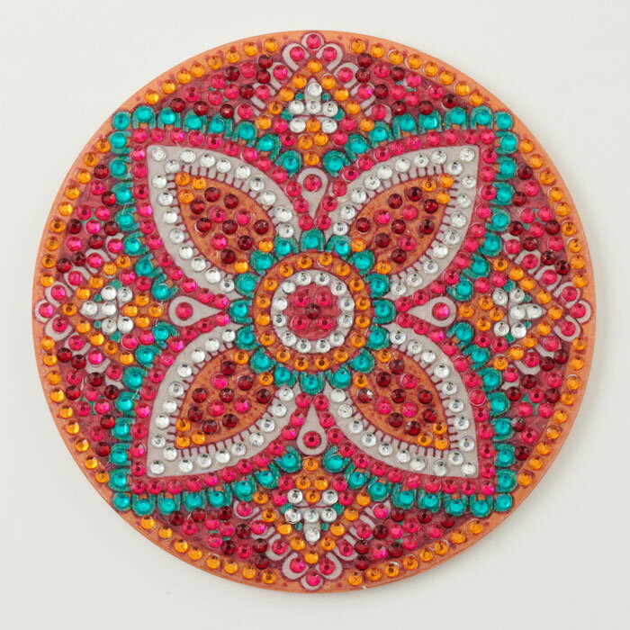 商品特徴 完成サイズ直径約10cm、厚み約0.3cm セット内容コースター1枚、コルク台1枚、ビーズ、専用ペン、ビーズキャッチ用ゲル、ビーズトレー、作り方説明書 用意するものはさみ（ピンセット、本や雑誌があると便利） 材質ポリスチレン、アクリル、PETほか 製作時間（目安）約1時間 対象年齢7歳以上【ビーズをキャンバスに貼っていくだけ！】 DIAMOND FIX（ダイヤモンドフィックス）　モザイク柄B コースターキット　ダイヤモンドアート コースターにイラスト＆ビーズ記号が印刷済み！ペンタイプの専用ツールで記号の上にビーズを貼ります♪ ※こちらの商品は4個まででしたらメール便での発送が可能です。5個以上で「メール便」をご選択の場合には宅配便での発送となります。（送料無料金額に満たない場合には宅配便の送料価格に変更となります） ※画像の関係により現物とは色が異なる場合がございます ※完成品の販売ではございません