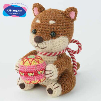 商品特徴 内容毛糸、25番刺しゅう糸、フェルト、手芸用綿、目ボタン、ツイストコード、編み方説明書 用意する物（別売り） 2/0号・6/0号かぎ針、毛糸とじ針 完成サイズ約高さ12.5cm×幅13cm 難易度初〜中級者向【オリムパス　手まりワンコ（あみぐるみ） 福村弘美さんデザインのあみぐるみキット。初中級者向けです。贈り物としてもたいへん喜ばれます。 ※こちらの商品はお取り寄せ商品となりますので、お届けまで5営業日前後かかります。※キット内容は一部変更する場合があります。※画像の関係により現物とは色が異なる場合がございます。※こちらの商品は手芸キットです。完成品の販売ではございません。