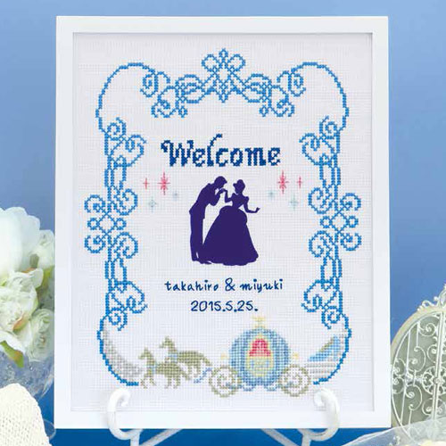 商品特徴キット内容25番ししゅう糸(綿100％)　クロス針フロッキーワッペン×1枚 No.5500布（ジャバクロス細目）白（綿100％） カラー図案付説明書プリントネーム ※額は別売りです 出来上がりサイズ額外径：約32cm×25.9cm 額内径：約29.5cm×23.4cm 難易度初〜中級者向 オススメの額W-35（ホワイト）【クロスステッチ刺繍キット】オリムパス　ディズニー刺しゅうキット　ウェルカムボード　シンデレラ プリンセスとかわいいなかまたちのウェルカムボードの刺しゅうキット♪ フロッキーワッペンはアイロンでかんたんに接着できます。 ◆◇オススメの額◇◆ W-35（ホワイト） ※額は別売りです。※画像の関係により現物とは色が異なる場合がございます。※こちらの商品はステッチキットです。完成品の販売ではございません。 ※こちらの商品はお取り寄せ商品となりますので、お届けまで5営業日前後かかります。 (C)Disney　こちらの商品は、ウォルト・ディズニー・ジャパン（株）との契約 により、株式会社コッカが製造したものです。