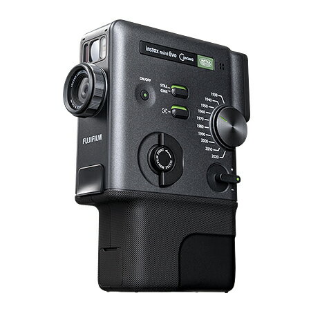 ハイブリッドインスタントカメラ「instax mini Evo Cinema™」は、思い出を自由にカタチにできる動画・静止画・スマホプリンターの“1台3役”。 静止画に加えて、最大15秒の動画の撮影が可能で、撮影した動画データをQRコード付きチェキプリント™にして手渡せます。 また、さまざまな時代をイメージしたエフェクトを体験できる「ジダイヤル™」を搭載。8mmフィルムカメラをイメージした「1960」など10種類のジダイヤル™エフェクトを選べます。エフェクトはそれぞれ10段階で度合いを調整でき、合計100とおりの表現が可能です。
