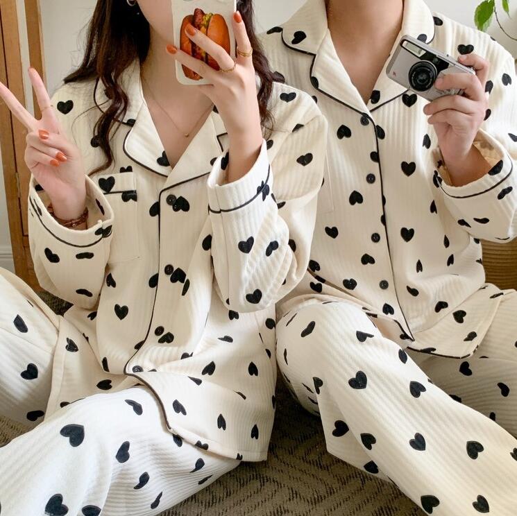 カップルお揃いパジャマ ルームウェア ハート柄パジャマセット 可愛パジャマセット レディース 可愛いナイトウェア カップルペアルック 上下セット 厚手 冬部屋着 ギフト クリスマスプレゼント 誕生日 寝間着 前開き 長袖 長ズボン かわいい 贈り物