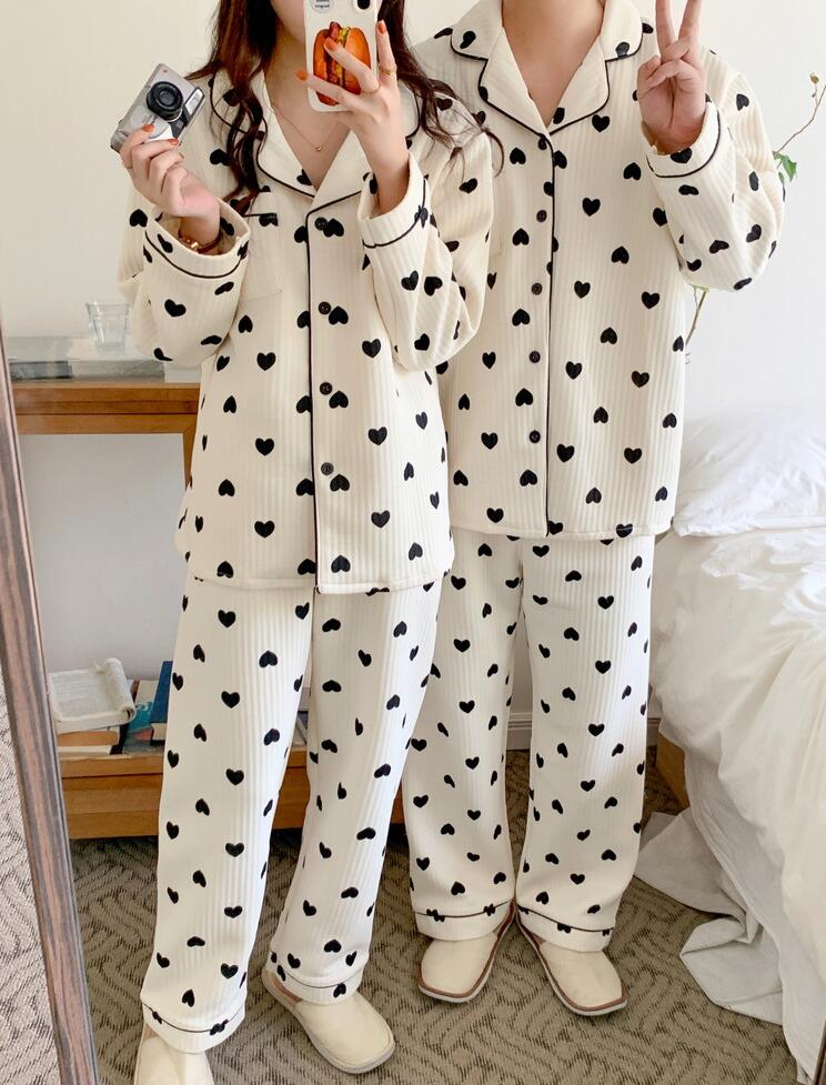 カップルお揃いパジャマ ルームウェア ハート柄パジャマセット 可愛パジャマセット レディース 可愛いナイトウェア カップルペアルック 上下セット 厚手 冬部屋着 ギフト クリスマスプレゼント 誕生日 寝間着 前開き 長袖 長ズボン かわいい 贈り物