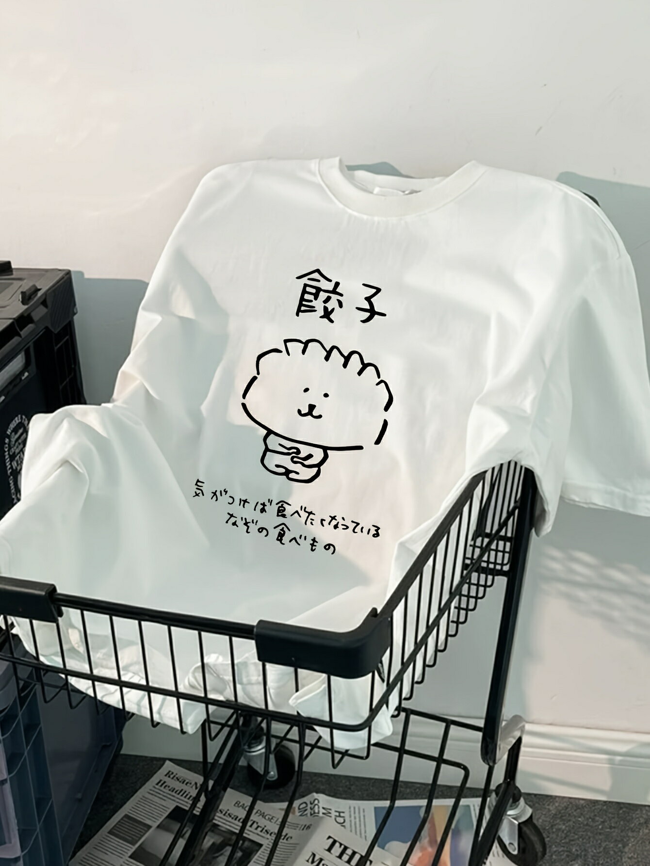 Rakuten - メンズ 餃子モチーフプリント T シャツ - カジュアルクルーネック半袖トップス｜「餃子」という文字と、可愛らしい餃子をモチーフにしたキャラクター、そして「気がつけば食べたばかりでいるなぜの食べもの」というユーモラスな文言がプリントされ