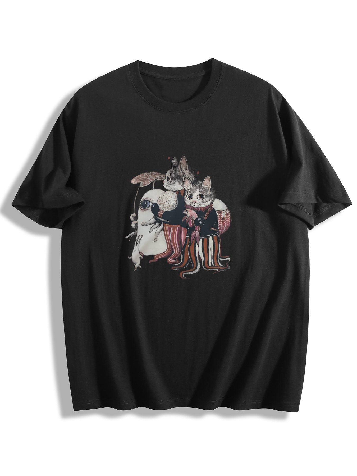 Rakuten - 猫×宇宙人 アートイラスト プリント半袖Tシャツ - クルーネック 猫好き・アートファン向け｜個性的な宇宙人風コスチュームを着た猫たちと、ユニークなモンスターを描いたアートイラストをプリントした、猫好きやアートファンへのギフトに最適な男女兼用カジュアル