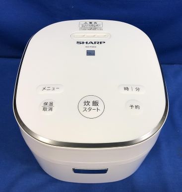 【中古】(非常に良い)シャープ KS-F5E8 3合炊き ジャー炊飯器【メーカー名】ジャー炊飯器【メーカー型番】【ブランド名】【商品説明】シャープ KS-F5E8 3合炊き ジャー炊飯器当店では初期不良に限り、商品到着から7日間は返品を 受付けております。お問い合わせ・メールにて不具合詳細をご連絡ください。【重要】商品によって返品先倉庫が異なります。返送先ご連絡まで必ずお待ちください。連絡を待たず会社住所等へ送られた場合は返送費用ご負担となります。予めご了承ください。他モールとの併売品の為、完売の際はキャンセルご連絡させて頂きます。中古品の画像および商品タイトルに「限定」「初回」「保証」「DLコード」などの表記がありましても、特典・付属品・帯・保証等は付いておりません。電子辞書、コンパクトオーディオプレーヤー等のイヤホンは写真にありましても衛生上、基本お付けしておりません。※未使用品は除く品名に【import】【輸入】【北米】【海外】等の国内商品でないと把握できる表記商品について国内のDVDプレイヤー、ゲーム機で稼働しない場合がございます。予めご了承の上、購入ください。掲載と付属品が異なる場合は確認のご連絡をさせて頂きます。ご注文からお届けまで1、ご注文⇒ご注文は24時間受け付けております。2、注文確認⇒ご注文後、当店から注文確認メールを送信します。3、お届けまで3〜10営業日程度とお考えください。4、入金確認⇒前払い決済をご選択の場合、ご入金確認後、配送手配を致します。5、出荷⇒配送準備が整い次第、出荷致します。配送業者、追跡番号等の詳細をメール送信致します。6、到着⇒出荷後、1〜3日後に商品が到着します。　※離島、北海道、九州、沖縄は遅れる場合がございます。予めご了承下さい。お電話でのお問合せは少人数で運営の為受け付けておりませんので、お問い合わせ・メールにてお願い致します。営業時間　月〜金　11:00〜17:00★お客様都合によるご注文後のキャンセル・返品はお受けしておりませんのでご了承ください。ご来店ありがとうございます。当店では良品中古を多数揃えております。お電話でのお問合せは少人数で運営の為受け付けておりませんので、お問い合わせ・メールにてお願い致します。