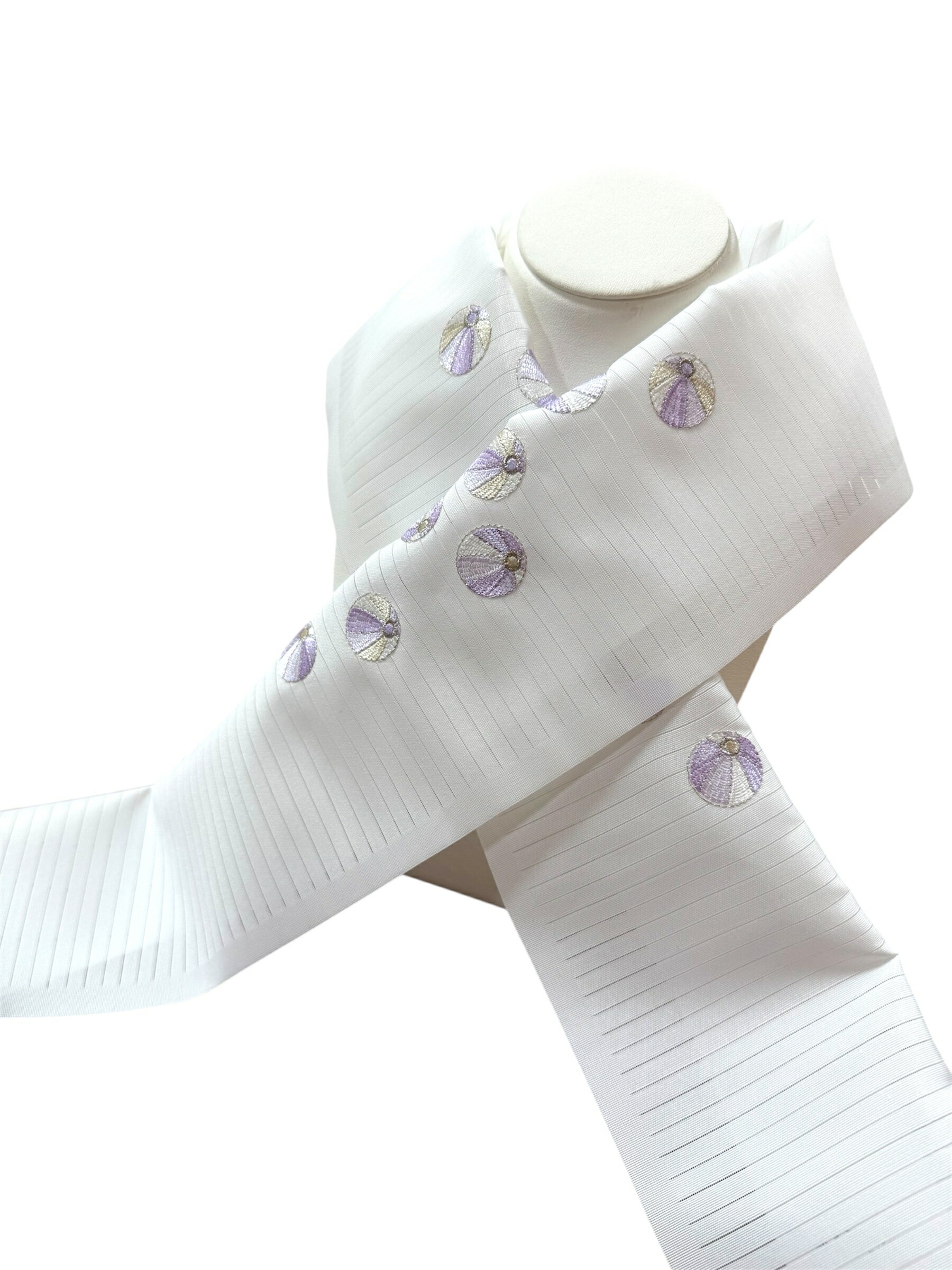 商品情報商品名夏用絽半衿　毬　刺繍着用シーン夏用・単衣おしゃれ着に素材衿地：ポリエステル100％刺繍部分：レーヨン100％(金属糸使用)ドライクリーニングをおすすめします。生産国日本その他写真の写り具合やご覧頂いている環境によって色味が若干異なって見える場合がございます。夏の半衿 絽半衿 刺繍衿 毬 紫 パープル おしゃれ衿 夏の涼やか半衿 絽半衿 夏用絽の刺繍半衿です。ポリエステル生地でお手入れカンタン！毬の刺繍が入っておりコーディネートのワンポイントに。ちらっとみえる半衿がコーディネートをアップデートします。 5