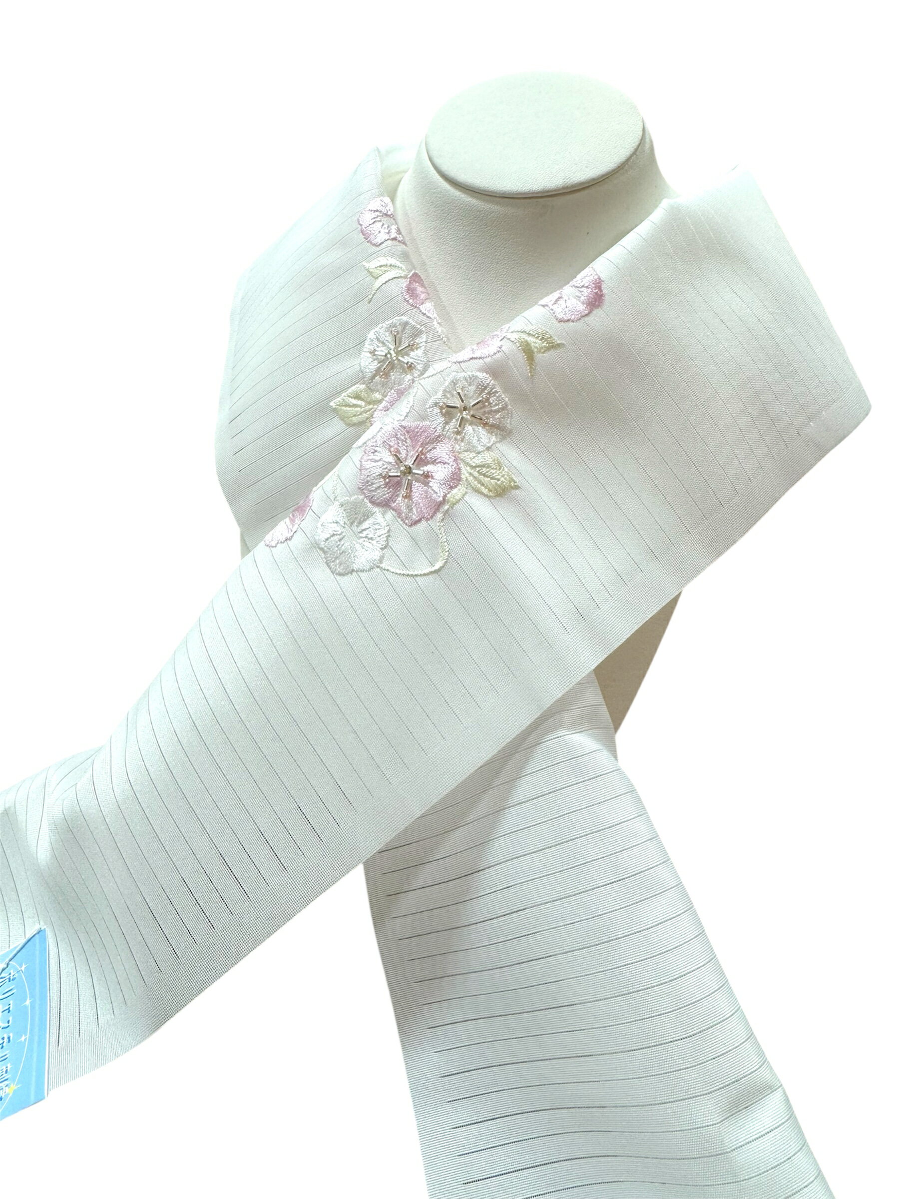 商品情報商品名夏用絽半衿　朝顔　刺繍　ビーズ着用シーン夏用・単衣おしゃれ着に素材衿地：ポリエステル100％刺繍部分：レーヨン100％ドライクリーニングをおすすめします。生産国日本その他写真の写り具合やご覧頂いている環境によって色味が若干異なって見える場合がございます。夏の半衿 絽半衿 刺繍衿 朝顔 ピンク 紫 パープル おしゃれ衿 夏の涼やか半衿 絽半衿 夏用絽の刺繍半衿です。ポリエステル生地でお手入れカンタン！朝顔の刺繍が入っておりコーディネートのワンポイントに。ビーズ加工でよりキラッとかわいくアクセントにちらっとみえる半衿がコーディネートをアップデートします。 5