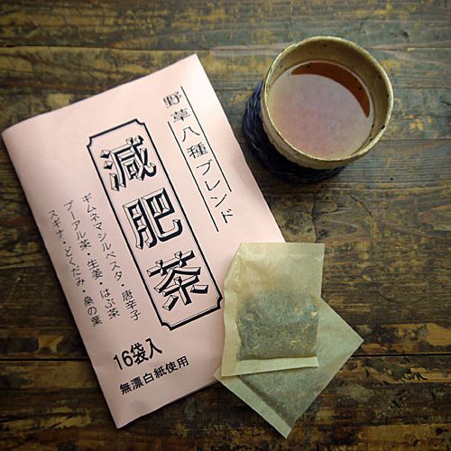 減肥茶　野草八種ブレンド 名称 野草配合茶 原材料名 はぶ茶　プーアル茶　どくだみ　桑の葉　スギナ　ギムネマシルベスタ　生姜　唐辛子 原料原産地名 国産 　　プーアル茶：中国雲南省産 内容量 6gx16袋 賞味期限 パッケージに記載 保存方法 高温多湿の所を避け、冷暗所で保存してください。 販売者&nbsp; 神戸芳香園神戸市中央区東雲通5-1-14 飲み方 煮出し やかんに沸騰させたお湯1リットル程度に1袋入れ、約3〜5分弱火で煮だします。ホットでもまた、荒冷ましをした後冷水ポットなどに入れ冷蔵庫で冷やして、お召し上がりください。 急須 急須に1袋入れ充分にポットの熱湯を注ぎます。 お好みの濃さでお召し上がりください。減肥茶 プーアール茶ブレンド、野草八種ブレンド ティーバッグ16個入（1パックで約1リットル)野草というと野山に、自然の営みの中に伸びやかに そして力強く芽吹く、草花をイメージします。 四季の移ろいがあり、自然豊かな日本では昔から野草、薬草を用いたお茶が飲まれてきました。 飛鳥時代、天皇が薬草を採取する薬狩りを行ったという記載が日本書紀にあります。自然の野草の 効能は古くから認識されていたようです。 そして、減肥茶。 減肥茶とは中国で昔から伝わるブレンドされたお茶の事で、減肥茶という茶葉があるわけではありません。 かつてブームになった時、粗悪な輸入品が出回り問題になった事がありますが、現在では国産のもので独自にブレンドしきちんと作られたものが存在します。 こちらの減肥茶も良質のプ—アル茶に、インド原産のギムネマシルベスタ、安心の国産野草など全八種を国内でブレンド。安心してお飲みいただけます。 しょうが、とうがらしの風味がピリリときますが、飲みやすく美味しいお茶です。 ダイエットだけでなく、しょうが、とうがらしで体が温まるので冬の寒い日や、夏、エアコンで冷えた体をあたためたい時にもおすすめです。 ギムネマシルベスタ、しょうが、とうがらし、はぶ茶、どくだみ、桑の葉、すぎな。そしてプーアル茶と野草を飲みやすくブレンドしています。 減肥茶の淹れ方 ■やかんで1リットルのお湯を沸かし、ティーバッグを1つ入れ3〜5分煮出してください。 また急須・ティーポットにティーバッグを入れお湯を注ぎ、お好みの濃さでお飲みください。 暑い季節は冷やしてアイスでも美味しくお飲みいただけます。 減肥茶　野草八種ブレンド 名称　野草配合茶 原材料　はぶ茶　プーアル茶　どくだみ　桑の葉　スギナ　ギムネマシルベスタ　生姜　唐辛子 内容量　6g×16P 賞味期限　パッケージに記載 保存方法　高温多湿の所を避け、冷暗所で保存してください。 　　　　　その他、麦茶、ドクダミブレンド、黒豆茶、ハーブティーなどはこちら &nbsp;&nbsp;&nbsp;