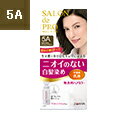 ■サロンドプロ 無香料ヘアカラー 早染め乳液製品特徴ニオイも香りもない無香料タイプ。※頭皮や肌についた場合、反応臭がすることがあります。ファッションカラー感覚で選ぶ、早染めタイプの女性用白髪染めです。お部屋やお風呂場にニオイがこもらないので、快適に使用でき、髪にもニオイが残りません。髪にやさしい4つの成分(高分子シルクプロテイン、ローヤルゼリーエキス、天然オリーブオイル、植物性プロテイン)を配合。放置時間15分の早染めで、髪にゆきわたる乳液タイプなので、生え際や分け目など隠れた白髪もきれいに染められます。使いやすい乳液タイプ。髪の表面をコートし、しっとりなめらかなツヤのある髪に仕上げる、アフタートリートメント付き。選べるノズルが2タイプ入っています。■使用方法ご使用の際は、必ず使用説明書をよく読んで正しくお使いください。1.2剤に1剤を加え、上下によく振って混ぜ合わせます。2.お好みのノズルを使用して、髪に塗布します。3.15分ほど放置後よくすすぎ、シャンプーします。仕上げは、付属のアフターヘアパックでつややかに。■使用上の注意●ご使用の際は、必ず取扱説明書をよく読んで正しくお使い下さい。●ヘアカラーはまれに重いアレルギー反応をおこすことがあります。●次の方は使用しないで下さい。・今までに本品に限らずヘアカラーでかぶれたことのある方。・今までに染毛中または直後に気分の悪くなったことのある方。・頭皮あるいは皮膚が過敏な状態になっている方。(病中、病後の回復期、生理時、妊娠中等)・頭、顔、首筋にはれもの、傷、皮膚病がある方。●ご使用の際には使用説明書にしたがい、毎回必ず染毛の48時間前に皮膚アレルギー試験(パッチテスト)をして下さい。●薬剤や洗髪時の洗い液が目に入らないようにしてください。●眉毛、まつ毛には使用しないでください。●幼小児の手の届かないところに保管してください。●高温や直射日光を避けて保管してください。●ヘアカラーの匂いがありません。お子様が誤って口に入れないようにご注意ください。※幼小児には使用しないでください。※残った混合乳液は効果がありませんので、必ず捨ててください。■ご注意●仕上がりはもとの髪色、白髪の量、髪質、室温、放置時間等により異なります。●白髪の量が多めの方はカラーガイドよりも明るめに、少なめの方は暗めに仕上がります。●すでに暗めの色で染めてある髪は、その色より明るく染め変えることは困難です。■成分●Sヘアカラー　1剤有効成分：パラアミノフェノール、パラアミノオルトクレゾール、レゾルシンその他の成分：1・3-ブチレングリコール、DL-リンゴ酸ナトリウム、L-アスコルビン酸、エタノール、オリブ油、カンゾウエキス、グリチルリチン酸ジカリウム、ジエチレントリアミン五酢酸五ナトリウム液、ジブチルヒドロキシトルエン、セタノール、ポリエチレングリコール200、ポリオキシエチレンステアリルエーテル、ポリ塩化ジメチルメチレンピペリジニウム液、モノエタノールアミン、ローヤルゼリーエキス、亜硫酸ナトリウム(無水)、塩化ステアリルトリメチルアンモニウム、加水分解シルク液、常水、水酸化カルシウム、精製水、大豆たん白加水分解物、濃グリセリン、流動パラフィン、硫酸マグネシウム●CXウォーター 2剤有効成分：過酸化水素その他の成分：エタノール、セタノール、パラフィン、パルミチン酸2-エチルヘキシル、ヒドロキシエタンジホスホン酸液、プロピレングリコール、ポリオキシエチレンステアリルエーテル、ヤシ油脂肪酸グリセリル、リン酸水素二ナトリウム、リン酸二水素ナトリウム、塩化ステアリルトリメチルアンモニウム、軽質流動イソパラフィン、精製水、無水エタノール●アフターヘアパック水、ジメチコン、セタノール、グリセリン、BG、ベヘントリモニウムクロリド、オレイン酸オレイル、加水分解野菜タンパクPG-プロピルシラントリオール、グルタミン酸、ラフィノース、ポリクオタニウム-64、アルギニン、ダイマージリノール酸水添ヒマシ油、アミノプロピルジメチコン、エタノール、クエン酸Na、ステアリルトリモニウムクロリド、メチルパラベン、香料■お問い合わせ先こちらの商品につきましては、当店(ドラッグピュア）または下記へお願いします。株式会社ダリヤ462-0847 愛知県名古屋市金城3-10-18TEL:0120-57-2152平日 9:00-17:00（土日祝除く） 広告文責：株式会社ドラッグピュア作成：201509SN神戸市北区鈴蘭台北町1丁目1-11-103TEL:0120-093-849製造・販売元：株式会社ダリヤ区分：医薬部外品・日本製 ■ 関連商品ダリヤお取扱い商品サロンドプロシリーズメンズサロンドプロシリーズ