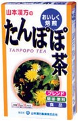 【山本漢方のたんぽぽ茶】たんぽぽを主原料にカルシウムと共に13種ブレンドのおいしい風味のティーパックです。やかんの場合沸騰したお湯、約800cc〜1000ccの中へ1バッグを入れ、沸騰後約5分間以上、充分に煮出し、お飲み下さい。パックを入れたままにしておきますと、一層おいしくなりますが、濃くなる場合には、パックを取り除いて下さい。ペットボトルとウォータポットの場合上記のとおり煮だしたあと、湯ざましをして、大型ペットボトル又は、ウォーターポットに入れ替え、冷蔵庫に保管、お飲み下さい。ウォーターポットの中へ、1バッグを入れ、水約600cc〜800ccを注ぎ、冷蔵庫に保管、約15分〜30分後冷水たんぽぽ茶になります。キュウスの場合ご使用の急須に1袋をポンと入れ、お飲みいただく量のお湯を入れてお飲み下さい。　濃いめをお好みの方はゆっくり、薄めをお好みの方は、手ばやに茶碗へ給湯してください。栄養表示1杯100cc(茶葉1.33g)当たり エネルギー 1kcl たんぱく質 0g 脂　　　肪 0g 炭水化物 0.2g ナトリウム 2mg 0.9Lのお湯に1バッグ(12g)を入れ、5分間抽出した液について試験しました。 商品詳細 商品名：たんぽぽ茶原材料：ハトムギ、ハブ茶、たんぽぽ根、ウーロン茶、ギムネマ、シルベスタ、月見草、チコリ　どくだみ、玄米、かき葉、杜仲茶、とうもろこし、乳酸カルシウム内容量：192g　(12g×16包)保存方法：直射日光及び、高温多湿の所を避けて、保存してください。開封後の保存方法：本品は穀類の原料を使用しておりますので、虫、カビの発生を防ぐために、開封後はお早めに、ご使用下さい。尚、開封後は輪ゴム、又はクリップなどでキッチリと封を閉め、涼しい所に保管してください。　特に夏季は要注意です。広告文責：株式会社ドラッグピュア神戸市北区鈴蘭台北町1丁目1-11-103TEL:0120-093-849製造販売者：山本漢方製薬株式会社区分：健康茶・日本製