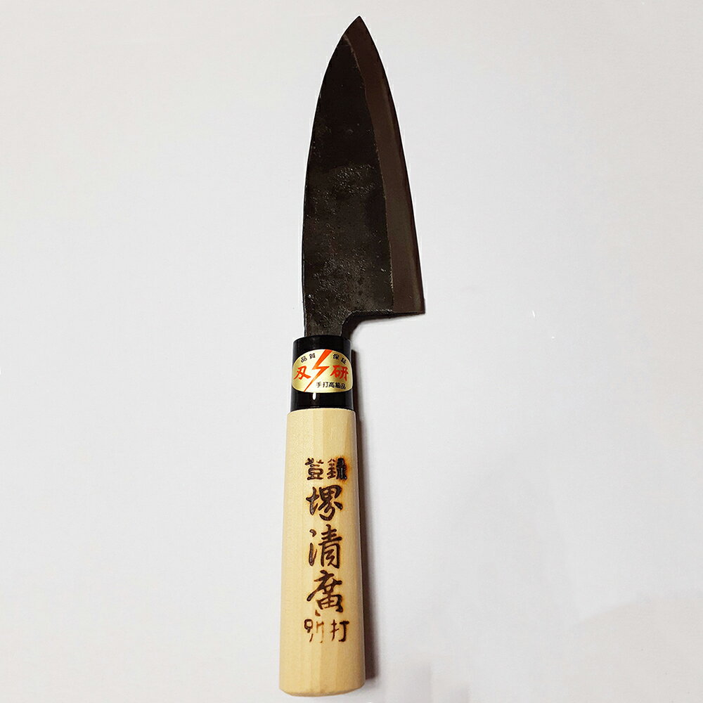 ■製品特徴 金物の産地で造られた手づくり包丁です。 ※商品の種類によっては兵庫県小野市とは別の金物の産地で造られた包丁の場合がございますが、すべて日本製です。 ◆よくある質問◆ ＜どの包丁を選べばいい？＞ 【片刃か両刃か？】 家庭用として、多くの人に使われているのは両刃ですが、正確に真っ直ぐ均一に切りたい食材は少し苦手です。 ですので、魚をおろす時、大根の桂むきなどには片刃がおすすめです。 【刃の種類の違いは？】 家庭用として、多くの人に使われているのは錆びにくいという理由からステンレスですが、切れ味を求める場合には鋼(はがね)がおすすめです。 鋼の種類は、 青鋼は硬くてよく切れるのでプロの職人さんに好まれています。ですが、粘りが少ないため扱いに慣れていないと欠けさせてしまう材質でもあります。 鋼の包丁を初めてお使いになられる場合には、 黒鋼か、さらに粘りのある白鋼がおすすめです。 この他に、 ステンレスの本体に鋼の刃がついている『割り込み鋼』は錆びにくくよく切れると人気があります。 ■種類・サイズ 登録　堺清廣　別打　出刃包丁（黒打ち　ハガネ付き）おおきな魚用［両刃165mm］1本 クッション材（プチプチ）と新聞を使って簡易梱包でお届けします。 広告文責：株式会社ドラッグピュア 作成：202211SN 神戸市北区鈴蘭台北町1丁目1-11-103 TEL:0120-093-849 販売会社：仁村金物店 区分：刃物・日本製 ■ 関連商品 仁村金物店　お取扱い商品 包丁