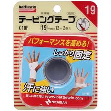 【ニチバン　バトルウィンテーピング　C19Fの商品説明】・保持力が強く、使用部位をしっかりサポートします。 ・透湿性がよく、カブレが少ないです。・手切れ性がよく使いやすいです。■使用例・手首の痛み予防・足首のねんざ予防■用途手・足用■規格19mm×12m×2巻■テープ色白■注意事項・皮膚を清潔にし、よく乾かしてからご使用ください。・粘着テープ類によるカブレ、アレルギー症状のある人や、キズぐち 、皮膚炎には直接使用しないでください。・皮膚を過度に引っ張った状態で貼付しないでください。・テープをはがすときは、皮膚を痛めないよう毛の流れに沿ってゆっくりと慎重にはがしてください。・長時間伸ばしたまま貼るのは避けてください。■原産国日本広告文責及び商品問い合わせ先 広告文責：株式会社ドラッグピュア作成：201308ST神戸市北区鈴蘭台北町1丁目1-11-103TEL:0120-093-849製造・販売元：ニチバン株式会社〒112-8663東京都文京区関口2丁目3番3号■ 関連商品■医療器具・テーピングニチバン株式会社