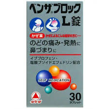 『ベンザブロックL錠　30錠』【指定第2類医薬品】商品コード：49675023【特徴】・イブプロフェンの解熱・鎮痛作用により、のどの痛み・発熱などを改善します・ 塩酸プソイドエフェドリンが鼻粘膜の充血を抑え、鼻づまりを緩和します・5種の成分がバランスよくはたらいて、かぜのいろいろな症状を緩和します・のみやすい小型の白い円形の錠剤です【効果・効能】かぜの諸症状(のどの痛み、発熱、鼻づまり、鼻水、悪寒、頭痛、関節の痛み、筋肉の痛み、せき、くしゃみ)の緩和 【剤型】　錠剤【用法・用量】次の量を、食後なるべく30分以内に、水またはお湯で、かまずに服用すること。15歳以上 3錠　　　3回15歳未満 服用しないこと【成分・分量】（1日量　9錠中）イブプロフェン 450mg塩酸プソイドエフェドリン 135mgマレイン酸クロルフェニラミン 7.5mgリン酸ジヒドロコデイン 24mg無水カフェイン 75mg添加物：乳糖水和物、クロスカルメロースNa、ヒドロキシプロピルセルロース、セルロース、ステアリン酸Mg、ヒプロメロース、酸化チタン、トウモロコシデンプン 【使用上の注意】■してはいけないこと（守らないと現在の症状が悪化したり，副作用・事故が起こりやすくなる）1．次の人は服用しないこと　（1）本剤または本剤の成分によりアレルギー症状を起こしたことがある人。 　（2）本剤または他のかぜ薬，解熱鎮痛薬を服用してぜんそくを起こしたことがある人。2．本剤を服用している間は，次のいずれの医薬品も使用しないこと　他のかぜ薬，解熱鎮痛薬，鎮静薬，鎮咳去たん薬，抗ヒスタミン剤を含有する内服薬等（鼻炎用内服薬，乗り物酔い用薬，アレルギー用薬，催眠鎮静薬等），トラネキサム酸を含有する内服薬，胃腸鎮痛鎮痙薬3．服用後，乗り物または機械類の運転操作をしないこと　（眠気や目のかすみ，異常なまぶしさ等の症状があらわれることがある。）4．授乳中の人は本剤を服用しないか，本剤を服用する場合は授乳を避けること5．服用前後は飲酒しないこと6．長期連用しないこと■相談すること 1．次の人は服用前に医師，薬剤師または登録販売者に相談すること　（1）医師または歯科医師の治療を受けている人。 　（2）妊婦または妊娠していると思われる人。 　（3）高齢者。 　（4）薬などによりアレルギー症状を起こしたことがある人。 　（5）次の症状のある人。 　　高熱，排尿困難 　（6）次の診断を受けた人。 　　甲状腺機能障害，糖尿病，心臓病，高血圧，肝臓病，腎臓病，胃・十二指腸潰瘍，緑内障，血栓のある人（脳血栓，心筋梗塞，血栓性静脈炎），血栓症を起こすおそれのある人 　（7）副交感神経遮断剤（ベラドンナ総アルカロイド，ヨウ化イソプロパミド，ロートエキス等）を含有する内服薬を服用している人。2．服用後，次の症状があらわれた場合は副作用の可能性があるので，直ちに服用を中止し，この文書を持って医師，薬剤師または登録販売者に相談すること［関係部位：症状］ 皮膚：発疹・発赤，かゆみ消化器：吐き気・嘔吐，食欲不振，胸やけ精神神経系：めまい，頭痛 泌尿器：排尿困難その他：過度の体温低下，顔のほてり，異常なまぶしさ　まれに次の重篤な症状が起こることがある。その場合は直ちに医師の診療を受けること。 ［症状の名称：症状］○ショック（アナフィラキシー）：服用後すぐに，皮膚のかゆみ，じんましん，声のかすれ，くしゃみ，のどのかゆみ，息苦しさ，動悸，意識の混濁等があらわれる。○皮膚粘膜眼症候群（スティーブンス・ジョンソン症候群）：高熱，目の充血，目やに，唇のただれ，のどの痛み，皮膚の広範囲の発疹・発赤，赤くなった皮膚上に小さなブツブツ（小膿疱）が出る，全身がだるい，食欲がない等が持続したり，急激に悪化する。○中毒性表皮壊死融解症：高熱，目の充血，目やに，唇のただれ，のどの痛み，皮膚の広範囲の発疹・発赤，赤くなった皮膚上に小さなブツブツ（小膿疱）が出る，全身がだるい，食欲がない等が持続したり，急激に悪化する。○急性汎発性発疹性膿疱症：高熱，目の充血，目やに，唇のただれ，のどの痛み，皮膚の広範囲の発疹・発赤，赤くなった皮膚上に小さなブツブツ（小膿疱）が出る，全身がだるい，食欲がない等が持続したり，急激に悪化する。○肝機能障害：発熱，かゆみ，発疹，黄疸（皮膚や白目が黄色くなる），褐色尿，全身のだるさ，食欲不振等があらわれる。○腎障害：発熱，発疹，全身のむくみ，全身のだるさ，関節痛（節々が痛む），下痢等があらわれる。○間質性肺炎：階段を上ったり，少し無理をしたりすると息切れがする・息苦しくなる，空せき，発熱等がみられ，これらが急にあらわれたり，持続したりする。○ぜんそく：息をするときゼーゼー，ヒューヒューと鳴る，息苦しい等があらわれる。 再生不良性貧血：青あざ，鼻血，歯ぐきの出血，発熱，皮膚や粘膜が青白くみえる，疲労感，動悸，息切れ，気分が悪くなりくらっとする，血尿等があらわれる。○無顆粒球症：突然の高熱，さむけ，のどの痛み等があらわれる。3．服用後，次の症状があらわれることがあるので，このような症状の持続または増強が見られた場合には，服用を中止し，この文書を持って医師，薬剤師または登録販売者に相談すること　便秘，下痢，口の渇き，眠気，目のかすみ4．5〜6回服用しても症状がよくならない場合は服用を中止し，この文書を持って医師，薬剤師または登録販売者に相談すること 医薬品の保管及び取り扱い上の注意 (1)直射日光の当たらない湿気の少ない涼しい所に密栓して保管してください。(2)小児の手の届かない所に保管してください。(3)他の容器に入れ替えないでください。(誤用の原因になったり品質が変わります)(4)使用期限を過ぎた製品は使用しないでください。 ■保管及び取扱い上の注意（1）直射日光の当たらない湿気の少ない涼しい所に保管すること。（2）小児の手の届かない所に保管すること。（3）他の容器に入れ替えないこと（誤用の原因になったり品質が変わる）。（4）使用期限を過ぎた製品は服用しないこと。（5）箱の「開封年月日」記入欄に，内袋（アルミの袋）を開封した日付を記入すること。（6）一度内袋（アルミの袋）を開封した後は，品質保持の点から開封日より6ヵ月以内を目安になるべくすみやかに服用すること。【お問い合わせ先】当店（ドラッグピュア）または下記へお願い申し上げます。武田薬品工業株式会社〒540-8645 大阪市中央区道修町四丁目1番1号 TEL : 06-6204-2111 広告文責：株式会社ドラッグピュア作成：201308ST神戸市北区鈴蘭台北町1丁目1-11-103TEL:0120-093-849販売：武田薬品工業株式会社区分：指定第2類医薬品・日本製文責：登録販売者　松田誠司 ■ 関連商品武田薬品工業　お取り扱い商品ベンザブロック　シリーズ