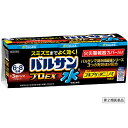 ■製品特徴 ●水につけるだけの簡単始動 ●少ない煙でスミズミまでよく効く ●3つの有効成分配合 ■使用上の注意 ■してはいけないこと■ この説明文書をよく読み、定められた使用方法を守ってお使いください。 間違った使い方をすると効力不足や健康を損ねることがあります。 (守らないと副作用・事故などが起こりやすくなります。) 1.病人、妊婦、小児は薬剤(煙)に触れないようにしてください。 2.煙を吸い込まないよう注意してください。万一吸い込んだ場合、咳き込み、のど痛、頭痛、気分不快等を生じることがあります。 3.退出後、必ず2~3時間以上経過してから入室してください。換気のために入室する際、刺激に敏感な方は薬剤を吸い込むと咳き込み、呼吸が苦しくなることがあります。必ず、タオルなどで口や鼻を押さえて薬剤を吸い込まないようにしてください。 4.煙が出始めたら部屋の外に出て、所定時間(2-3時間)以上経過しないうちに入室しないでください。煙が流入する可能性があるので、密閉性の低い隣室にはいないようにしてください。 5.使用後は充分に換気をしてから中に入ってください。 ▲相談すること▲ 1.煙を吸って万一身体に異常を感じたときは、できるだけこの説明文書を持って直ちに本品がオキサジアゾール系殺虫剤とピレスロイド系殺虫剤の混合剤であることを 医師に告げて、診療を受けてください。 2.今までに薬や化粧品等によるアレルギー症状(発疹・発赤、かゆみ、かぶれなど)を起こしたことのある人は、使用前に医師又は薬剤師に相談してください。 ●その他の注意● 1.定められた使用方法、使用量を厳守してください。 2.煙を感知するタイプの火災警報器・火災報知器、微粒子を感知するタイプのガス警報器は、反応することがあります。特に直下では使用しないでください。警報器に 覆いなどをした場合には、絶対にとり忘れないようにして、必ず元に戻してください。 火事と間違われないよう、近所にくん煙中であることを伝言してください。 大規模な駆除や夜間に使う場合は、消防署に連絡してください。 3.食品、食器、おもちゃ、飼料、寝具、衣類、貴金属、仏壇仏具、美術品、楽器、はく製、毛皮、光学機器などに直接煙が触れないようにしてください。また、ペット、観賞魚、植物は部屋の外に出してください。 4.精密機器(テレビ、パソコン、オーディオ製品、ゲーム機など)にはカバーをかけ、ブルーレイディスク、DVD、CD、MD、フロッピーディスク、磁気テープなどは直接煙に触れるとまれに障害を起こすことがあるので、専用ケースに収納してください。大型コンピューターのある所では使用しないでください。 5.銅、シンチュウ、亜鉛メッキ、銀メッキ製のものは変色することがあるので、覆いをするか部屋の外に出してください。 6.紙、衣類、寝具類、ポリ袋やプラスチック製品など燃えやすい物が倒れるなどで本品使用中に覆いかぶさると変色や熱変性を起こすことがあるので、必ず届かない所 に移してから本品を使用してください。 7.薬剤が皮膚に付いたときは、石鹸でよく洗い、直ちに水でよく洗い流してください。 8.加えた水が少なく、未反応薬剤が残った場合には、再び水を加えると薬剤が反応し熱くなりますので、水を加えないでください。 ■効能・効果 ゴキブリ、屋内塵性ダニ類、イエダニ、ノミ、トコジラミ(ナンキンムシ)、ハエ成虫、蚊成虫の駆除 ■用法・用量(天井までの高さ2.5mを目安として) 12.5g：6-8畳（10&#12316;13平方メートル）に1個 25g：12-16畳（20&#12316;26平方メートル）に1個 ■成分・分量 〔有効成分〕 メトキサジアゾン・・・・・・・・・10% フェノトリン・・・・・・・・・・・・3% d・d-T-シフェノトリン・・・・・1% 添加物として アゾジカルボンアミド、酸化亜鉛、ヒプロメロース、ソルビタン脂肪酸エステル、ジブチルヒドロキシトルエン、香料、その他1成分 を含有します。 ■剤型：その他 ■保管及び取扱いの注意 1.飲食物、食器及び飼料などと区別し、直射日光や火気・湿気を避け、小児の手の届かない温度の低い場所に保管してください。 2.使用後の容器は、各自治体の廃棄方法に従い捨ててください。 [その他の記載内容] 警報器に覆いをした場合は必ず取り外す。 ■注意 人体に使用しないこと ■使用方法 必ずご使用前にお読みください 〔使用前に準備すること〕 1.部屋(窓や換気口など)を閉め切り、害虫の隠れ場所となる戸棚、引き出し、押入れなどを開放する。なお、食品、食器、おもちゃ、寝具、衣類、仏壇仏具などは直接煙が触れないように、ビニールシートや新聞紙でカバーをするか、部屋の外に出す。 2.煙が触れないようにテレビ、パソコン、オーディオ製品などの精密機器やピアノなどの楽器にはカバーをする。ディスクやテープ類は付属のケースに入れる。 3.ペット類や観賞魚、植物などは部屋の外に出す。 4.煙を感知する火災警報器、微粒子を感知するガス警報器は反応することがあるので、袋などで覆う。 ・火災警報器、ガス警報器の取扱いについては、付属の説明書をよく読みご使用ください。 ・他の対処法:取り外す、プラグを抜く ・使用後は必ず元に戻してください 〔水ではじめるバルサンプロEXを始める〕 1.フタを外し、天面のシールをはがす。金属缶の入ったアルミ袋、添付文書、警報器カバーを取り出す。 ※アルミ袋は使用直前に開封してください。 2.水をプラスチック容器の黒破線のところまで正しく入れる。 ※水を入れ過ぎたり、水が少ないと効果に影響を与えることがあります。 水を入れたプラスチック容器を部屋の床面のほぼ中央に置く。 アルミ袋を開け、金属缶を取り出し、↑が上になるように水に浸してフタをはめる。 3.約30秒後に約20-30秒間勢いよく煙が出る。(その後徐々に弱まり、約8分間続く)煙が出始めたら部屋の外に出て、2~3時間またはそれ以上、そのまま部屋を閉め切る。 ※まれに熱によってフタ、プラスチック容器が変形することがありますが、安全性、有効性等の品質に影響はありません。 〔使用後に行うこと〕 1.所定時間部屋を閉め切った後、煙を吸い込まないようにして窓や扉を開放し、充分に換気してから中に入る。 2.部屋の床は駆除した害虫を除去するため、掃除機をかける。 3.食器などが煙に触れた場合は、水洗いしてから使う。 4.使用後の容器は、各自治体の廃棄方法に従って捨てる。 ※屋内塵性ダニ類は死骸もアレルギーの原因になると言われています。 バルサンをした後、畳・カーペットのダニは掃除機をかけ取り除きましょう。 寝具類のダニ退治には、天日干し後、入念に掃除機をかけるか、クリーニングをおすすめします。 〔お部屋を閉め切る時間〕 ○ゴキブリ、屋内塵性ダニ類、イエダニ、ノミ、トコジラミ(ナンキンムシ)、ハエ成虫、蚊成虫の駆除 2-3時間またはそれ以上 【お問い合わせ先】 こちらの商品につきましての質問や相談につきましては、 当店(ドラッグピュア）または下記へお願いします。 レック株式会社 消費者サービス部　バルサン電話お問い合わせ 電話：03-6661-9941 受付時間：平日9：00-16：00 広告文責：株式会社ドラッグピュア 作成：201903SN 住所：神戸市北区鈴蘭台北町1丁目1-11-103 TEL:0120-093-849 製造販売：レック株式会社 区分：第2類医薬品・日本製 文責：登録販売者　松田誠司 使用期限：使用期限終了まで100日以上 ■ 関連商品 レック　お取扱い商品 バルサン シリーズ