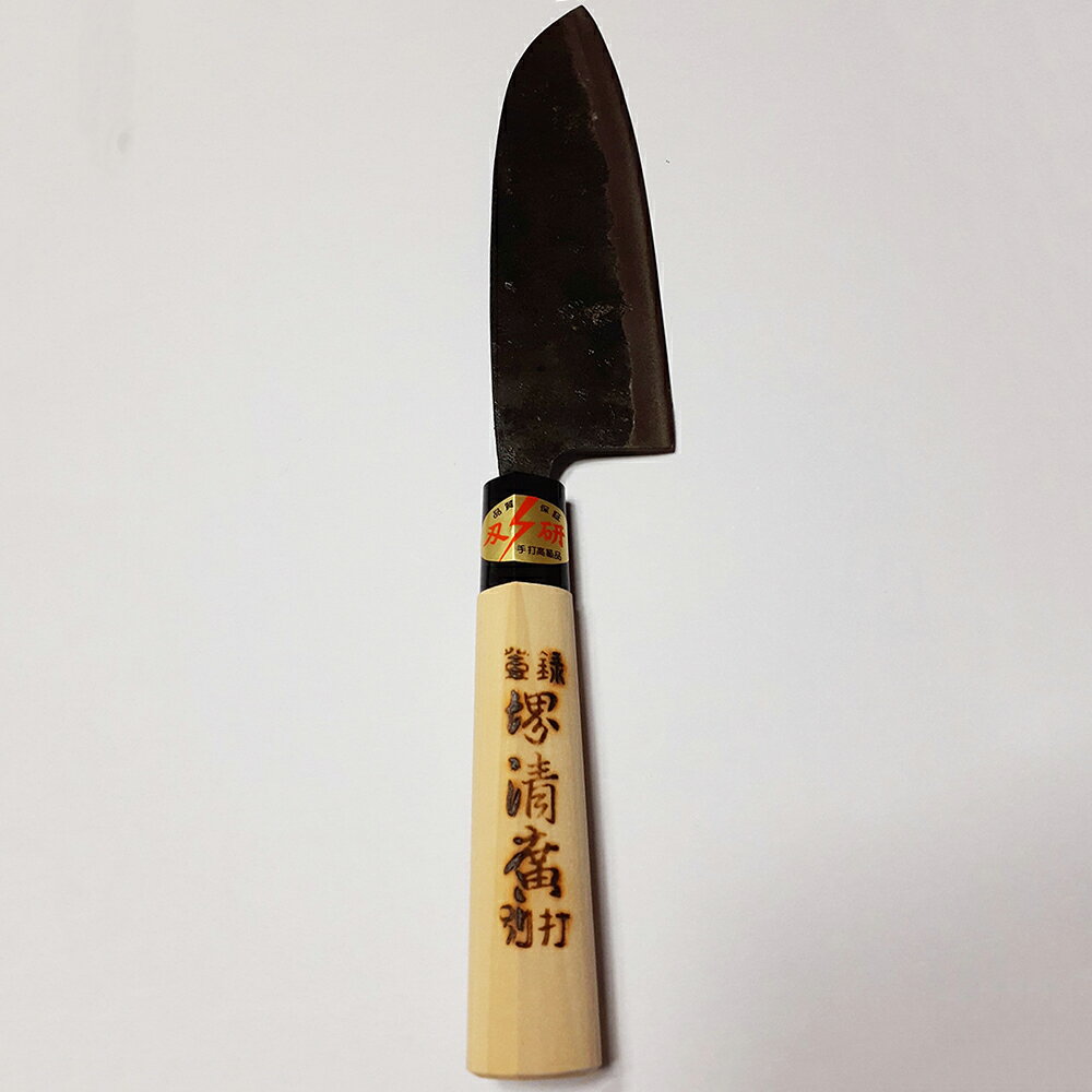■製品特徴 金物の産地で造られた手づくり包丁です。 ※商品の種類によっては兵庫県小野市とは別の金物の産地で造られた包丁の場合がございますが、すべて日本製です。 ◆よくある質問◆ ＜どの包丁を選べばいい？＞ 【片刃か両刃か？】 家庭用として、多くの人に使われているのは両刃ですが、正確に真っ直ぐ均一に切りたい食材は少し苦手です。 ですので、魚をおろす時、大根の桂むきなどには片刃がおすすめです。 【刃の種類の違いは？】 家庭用として、多くの人に使われているのは錆びにくいという理由からステンレスですが、切れ味を求める場合には鋼(はがね)がおすすめです。 鋼の種類は、 青鋼は硬くてよく切れるのでプロの職人さんに好まれています。ですが、粘りが少ないため扱いに慣れていないと欠けさせてしまう材質でもあります。 鋼の包丁を初めてお使いになられる場合には、 黒鋼か、さらに粘りのある白鋼がおすすめです。 この他に、 ステンレスの本体に鋼の刃がついている『割り込み鋼』は錆びにくくよく切れると人気があります。 ■種類・サイズ 手打高級品　堺清廣　別打ち　三徳包丁（黒打ち、鋼（ハガネ）付き）万能に使えます［両刃165mm］ クッション材（プチプチ）と新聞を使って簡易梱包でお届けします。 広告文責：株式会社ドラッグピュア 作成：202207SN 神戸市北区鈴蘭台北町1丁目1-11-103 TEL:0120-093-849 販売会社：仁村金物店 区分：刃物・日本製 ■ 関連商品 仁村金物店　お取扱い商品 包丁