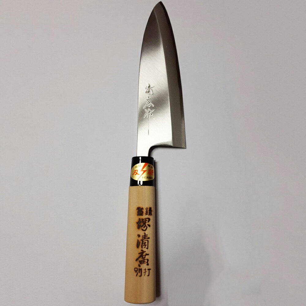 ■製品特徴 金物の産地で造られた手づくり包丁です。 ※商品の種類によっては兵庫県小野市とは別の金物の産地で造られた包丁の場合がございますが、すべて日本製です。 ◆よくある質問◆ ＜どの包丁を選べばいい？＞ 【片刃か両刃か？】 家庭用として、多くの人に使われているのは両刃ですが、正確に真っ直ぐ均一に切りたい食材は少し苦手です。 ですので、魚をおろす時、大根の桂むきなどには片刃がおすすめです。 【刃の種類の違いは？】 家庭用として、多くの人に使われているのは錆びにくいという理由からステンレスですが、切れ味を求める場合には鋼(はがね)がおすすめです。 鋼の種類は、 青鋼は硬くてよく切れるのでプロの職人さんに好まれています。ですが、粘りが少ないため扱いに慣れていないと欠けさせてしまう材質でもあります。 鋼の包丁を初めてお使いになられる場合には、 黒鋼か、さらに粘りのある白鋼がおすすめです。 この他に、 ステンレスの本体に鋼の刃がついている『割り込み鋼』は錆びにくくよく切れると人気があります。 ■種類・サイズ 手打高級品　堺清廣　別打ち　出刃包丁（磨き、鋼（ハガネ）付き）魚用［片刃180mm］ 箱付で贈答品にもおすすめです。 広告文責：株式会社ドラッグピュア 作成：202207SN 神戸市北区鈴蘭台北町1丁目1-11-103 TEL:0120-093-849 販売会社：仁村金物店 区分：刃物・日本製 ■ 関連商品 仁村金物店　お取扱い商品 包丁
