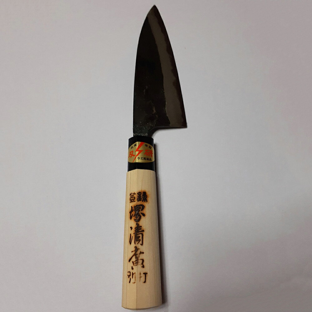 ■製品特徴 金物の産地で造られた手づくり包丁です。 ※商品の種類によっては兵庫県小野市とは別の金物の産地で造られた包丁の場合がございますが、すべて日本製です。 ◆よくある質問◆ ＜どの包丁を選べばいい？＞ 【片刃か両刃か？】 家庭用として、多くの人に使われているのは両刃ですが、正確に真っ直ぐ均一に切りたい食材は少し苦手です。 ですので、魚をおろす時、大根の桂むきなどには片刃がおすすめです。 【刃の種類の違いは？】 家庭用として、多くの人に使われているのは錆びにくいという理由からステンレスですが、切れ味を求める場合には鋼(はがね)がおすすめです。 鋼の種類は、 青鋼は硬くてよく切れるのでプロの職人さんに好まれています。ですが、粘りが少ないため扱いに慣れていないと欠けさせてしまう材質でもあります。 鋼の包丁を初めてお使いになられる場合には、 黒鋼か、さらに粘りのある白鋼がおすすめです。 この他に、 ステンレスの本体に鋼の刃がついている『割り込み鋼』は錆びにくくよく切れると人気があります。 ■種類・サイズ 手打高級品　堺清廣　別打ち　舟行包丁（黒打ち、鋼（ハガネ）付き）万能に使えます［両刃150mm］ クッション材（プチプチ）と新聞を使って簡易梱包でお届けします。 広告文責：株式会社ドラッグピュア 作成：202207SN 神戸市北区鈴蘭台北町1丁目1-11-103 TEL:0120-093-849 販売会社：仁村金物店 区分：刃物・日本製 ■ 関連商品 仁村金物店　お取扱い商品 包丁
