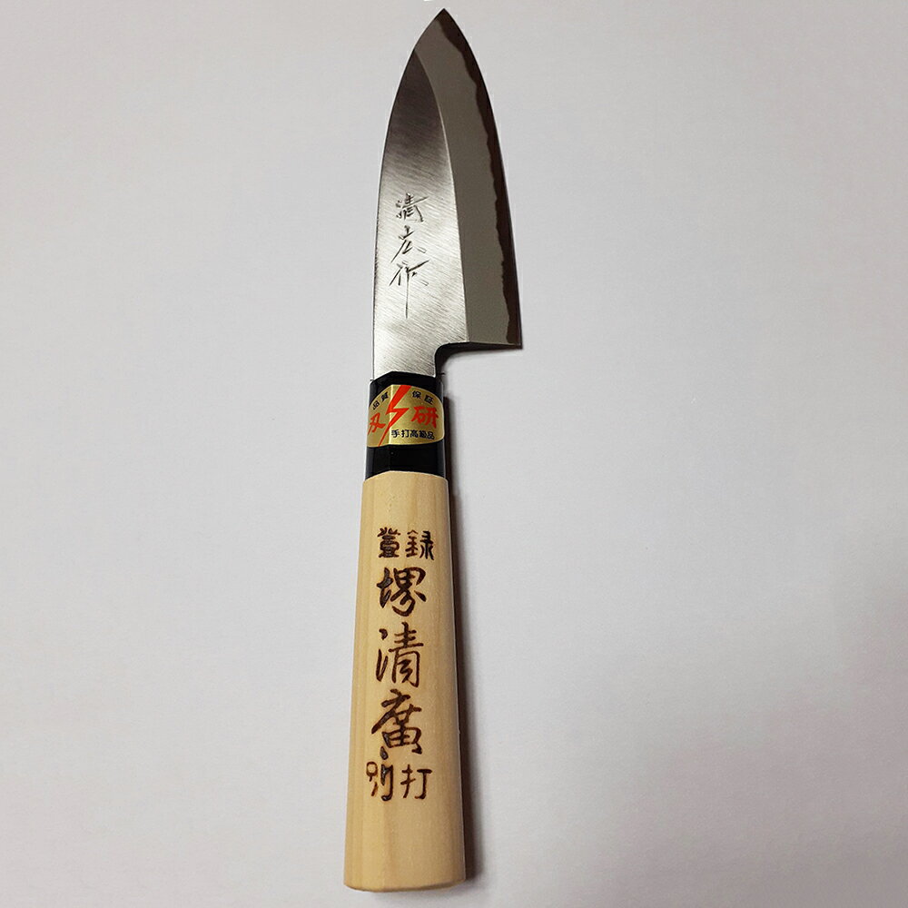 ■製品特徴 金物の産地で造られた手づくり包丁です。 ※商品の種類によっては兵庫県小野市とは別の金物の産地で造られた包丁の場合がございますが、すべて日本製です。 ◆よくある質問◆ ＜どの包丁を選べばいい？＞ 【片刃か両刃か？】 家庭用として、多くの人に使われているのは両刃ですが、正確に真っ直ぐ均一に切りたい食材は少し苦手です。 ですので、魚をおろす時、大根の桂むきなどには片刃がおすすめです。 【刃の種類の違いは？】 家庭用として、多くの人に使われているのは錆びにくいという理由からステンレスですが、切れ味を求める場合には鋼(はがね)がおすすめです。 鋼の種類は、 青鋼は硬くてよく切れるのでプロの職人さんに好まれています。ですが、粘りが少ないため扱いに慣れていないと欠けさせてしまう材質でもあります。 鋼の包丁を初めてお使いになられる場合には、 黒鋼か、さらに粘りのある白鋼がおすすめです。 この他に、 ステンレスの本体に鋼の刃がついている『割り込み鋼』は錆びにくくよく切れると人気があります。 ■種類・サイズ 手打高級品　堺清廣　別打ち　舟行包丁（磨き、鋼（ハガネ）付き）魚用［片刃150mm］ 箱付で贈答品にもおすすめです。 広告文責：株式会社ドラッグピュア 作成：202207SN 神戸市北区鈴蘭台北町1丁目1-11-103 TEL:0120-093-849 販売会社：仁村金物店 区分：刃物・日本製 ■ 関連商品 仁村金物店　お取扱い商品 包丁