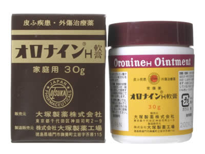 容量：30g【製品特徴】■皮膚疾患、外傷治療薬の常備薬です。・にきび、吹出物には少量をかるくすりこんでください。※べとつく場合は、タオル、ガーゼ等で拭きとってください。・きず（きりきず、すりきず、つききず）には患部を清潔にして塗ってください。※オロナインH軟膏はきず口を消毒し、化膿を防ぎます。・軽度のやけどの場合は、患部に塗ってガーゼを当ててください。※化膿を防ぎます。・ナイフ、カミソリなどによるきりキズにご使用ください。※オロナインH軟膏の殺菌作用により化膿を防ぎます。・水虫にはお風呂上りにすりこむのが効果的ですが、毎日忘れぬよう根気よくお続けください。※なお、じゅくじゅくした湿潤性の水虫には適当ではありません。・いんきん、たむし、しらくも、はたけにもオロナインH軟膏をご使用ください。・外出や旅行のときの携帯薬としても使用できます。・冬のひび、しもやけ、あかぎれには水仕事のあとやお風呂上り、お寝み前によくすりこんでください。■剤　型　・親水性軟膏■効能・効果・にきび、吹出物、はたけ、やけど(かるいもの)・ひび、しもやけ、あかぎれ、きず・水虫(じゅくじゅくしていないもの)、たむし、いんきん・しらくも■用法・用量・患部の状態に応じて適宜ガーゼ、脱脂綿等に塗布して使用するか又は清潔な手指にて直接患部に応用します。■成　分・グルコン酸クロルヘキシジン液(20％):10mg 添加物として、・ラウロマクロゴール・ポリソルベート80 ●硫酸Al/K ・マクロゴール ●グリセリン・オリ−ブ油・ステアリルアルコール・サラシミツロウ・ワセリン・自己乳化型ステアリン酸グリセリン・香料・精製水 を含有します。【使用上の注意】・相談すること1.次の人は服用前に医師または薬剤師に相談すること（1）医師の治療を受けている人。（2）本人または家族がアレルギー体質の方。（3）薬や化粧品によりアレルギー症状を起こしたことがある人。（4）患部の湿潤やただれのひどい人。2.次の場合は直ちに使用を中止し、商品添付説明文書を持って医師または薬剤師にご相談下さい。（1）使用後、次の症状が現われた場合・皮膚 ：発疹・発赤、かゆみ、はれ （2）5〜6日位使用しても，症状がよくならない場合。また、症状が悪化した場合。 【保管及び取扱上の注意】1.直射日光の当たらない湿気の少ない涼しい所に保管してください。2.小児の手の届かない所に保管してください。3.他の容器に入れ替えないでください。※誤用・誤飲の原因になったり品質が変わるおそれがあります。4.使用期限をすぎた製品は、使用しないでください。【お問い合わせ先】こちらの商品につきましての質問や相談につきましては、当店（ドラッグピュア）または下記へお願いします。 大塚製薬　お客様相談センターTEL:0120-550-708受付時間　月〜金（祝日除く）10時〜19時になります。 広告文責：株式会社ドラッグピュア○NM神戸市北区鈴蘭台北町1丁目1-11-103TEL:0120-093-849製造販売者：大塚製薬株式会社 区分：第2類医薬品・日本製文責：登録販売者　松田誠司殺菌効果にすぐれたグルコン酸クロルヘキシジン配合のお薬です。