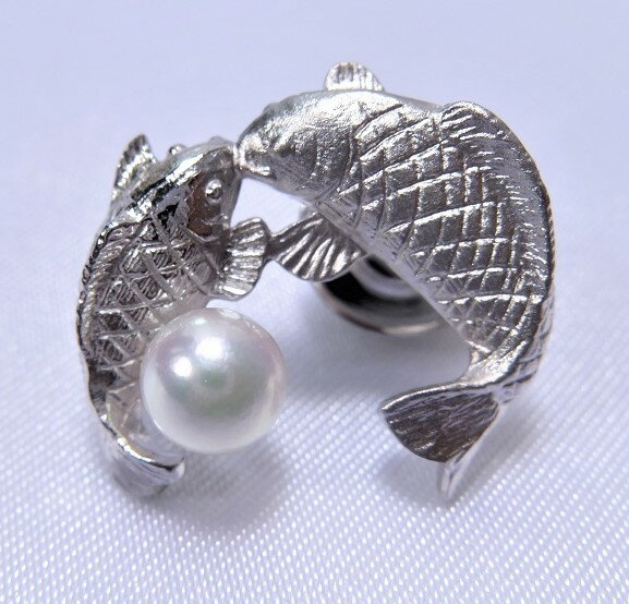 パールブローチ(鯉）男女兼用：日本産あこや真珠6−6.5ミリ　　(パールブローチ、真珠ブローチ、シルバーブローチ、あこやブローチ、動物ブローチ、アコヤパール、パール、真珠、あこや真珠、ラペルピン)
