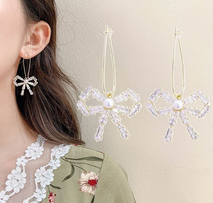 送料無料 ピアス ロングピアス レディース リング式ピアス リボン りぼん フェイクパール フープ状 存在感あり 大人可愛い 清楚 上品 揺れる ゆらゆら かわ...