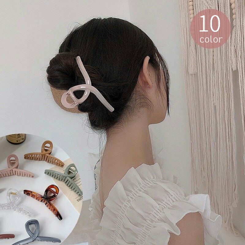 束ねた髪に留めるだけでこなれたヘアーにしてくれる、大きめサイズのヘアクリップ☆ 普段のヘアアレンジを簡単にワンランクアップさせてくれます♪ 【カラーについて】 生産ロットにより柄の出方や色の濃淡が異なる場合がございます。 お使いのモニターや撮影時の光の加減などにより 画像と実際の商品のカラーが異なる場合もございます。 予告なしにカラーやデザインなどの変更がある場合もございます。 【素材について】 プラスチック