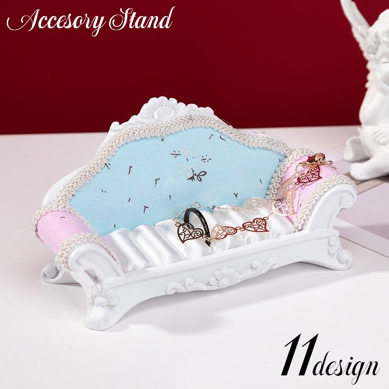 高級感のあるヨーロピアン風デザイン♪ おしゃれなソファー型アクセサリースタンドです。 指輪やピアス、ペンダントなどのジュエリー・アクセ類の展示・収納・整理に☆ ※その他のデザインも販売中です。【zak-31721】で検索して下さい。 【サイズについて】 画像をご参照ください。 【カラーについて】 生産ロットにより柄の出方や色の濃淡が異なる場合がございます。 お使いのモニターや撮影時の光の加減などにより 画像と実際の商品のカラーが異なる場合もございます。 予告なしにカラーやデザインなどの変更がある場合もございます。 【素材について】 プラスチック樹脂、石膏、他
