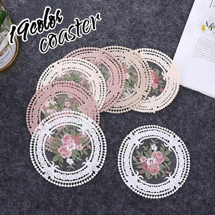 送料無料 コースター コップ敷 サークル 円形 丸 花柄 刺繍 ディスプレイ 撮影小物 カントリー風 レトロ風 上品 かわいい おしゃれ キッチン雑貨 贈り物 プレゼント 白 黄色 キャメル ベージュ アズキ