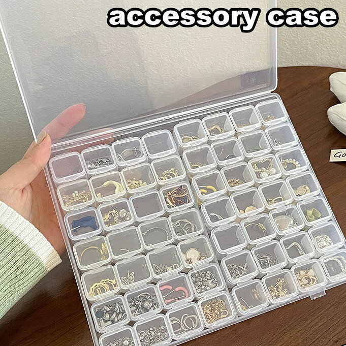 小物の整理整頓に便利な56マスのアクセサリーケース♪ ピアスやイヤリング、指輪などの収納にぴったり！ 透明で中身が一目でわかり便利♪ 【サイズについて】 画像をご参照ください。 【カラーについて】 生産ロットにより柄の出方や色の濃淡が異なる場合がございます。 お使いのモニターや撮影時の光の加減などにより 画像と実際の商品のカラーが異なる場合もございます。 予告なしにカラーやデザインなどの変更がある場合もございます。 【素材について】 PP