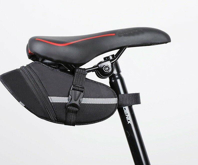 送料無料 自転車用 サドルバッグ リアバッグ 自転車用品 ポーチ ケース 大容量 防水 撥水 小物収納 反射材付き コンパクト ファスナー チャック マジック テープ ロードバイク マウンテンバイク サイクリング 省スペース カジュアル かっこいい おしゃれ 便利グッズ 黒 青 赤 3