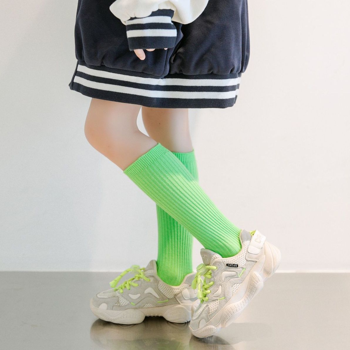 dolcissimoの送料無料 ハイソックス 靴下 キッズ 子供用 女の子 男の子 くつ下 かかとなし ロング リブ シンプル 定番 カジュアル お出掛け 女子 男子 子ども用｜アングル3